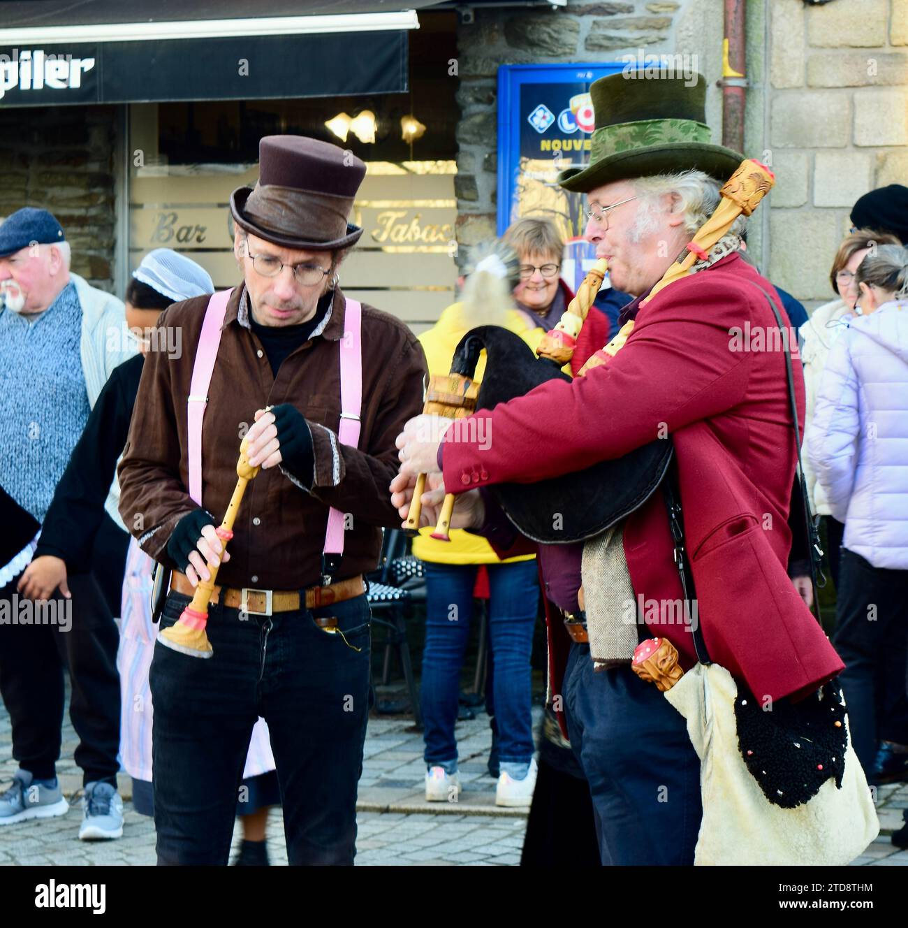 Street Musicians, Celtic Circle Group, Kelc'h Keltiek Karaez, Carhaix, Bretagne Bretagna, Francia, esecuzione dicembre 2023 Foto Stock