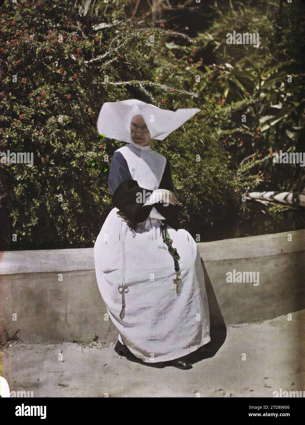 Ismailia, Egitto, Africa Ritratto di suor Agostino, esseri umani, abbigliamento, storia coloniale, religione, prima guerra mondiale, salute, donna, abbigliamento religioso, presenza coloniale, cristianesimo, Ritratto, schiena, personale medico, acconciatura, copricapo, Egitto, Ismailia, Suor Augustine (ospedale Ismailia), Ismailia, 15/05/1918 - 15/05/1918, Castelnau, Paolo, 1918 - Medio Oriente, Egitto, Palestina, Chypre - Paul Castelnau (sezione fotografica dell'esercito) - (9 gennaio-6 ottobre), Autochrome, Photo, Glass, Autochrome, foto, positivo, verticale, dimensioni 9 x 12 cm Foto Stock