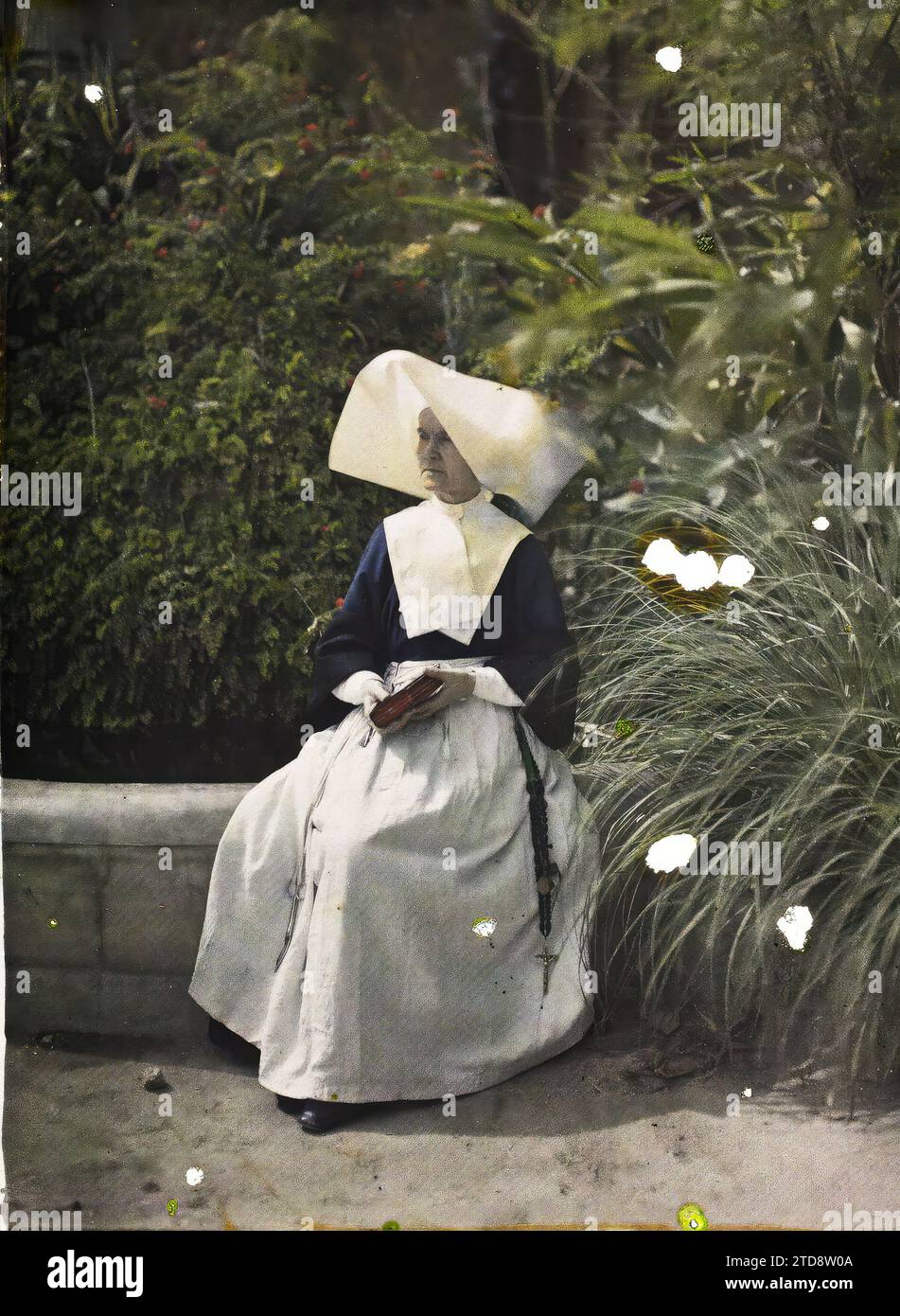 Ismailia, Egitto, Africa Ritratto di suor Agostino, esseri umani, abbigliamento, storia coloniale, religione, prima guerra mondiale, salute, donna, abbigliamento religioso, presenza coloniale, cristianesimo, Ritratto, schiena, personale medico, acconciatura, copricapo, Egitto, Ismailia, Suor Augustine (ospedale Ismailia), Ismailia, 15/05/1918 - 15/05/1918, Castelnau, Paolo, 1918 - Medio Oriente, Egitto, Palestina, Chypre - Paul Castelnau (sezione fotografica dell'esercito) - (9 gennaio-6 ottobre), Autochrome, Photo, Glass, Autochrome, foto, positivo, verticale, dimensioni 9 x 12 cm Foto Stock