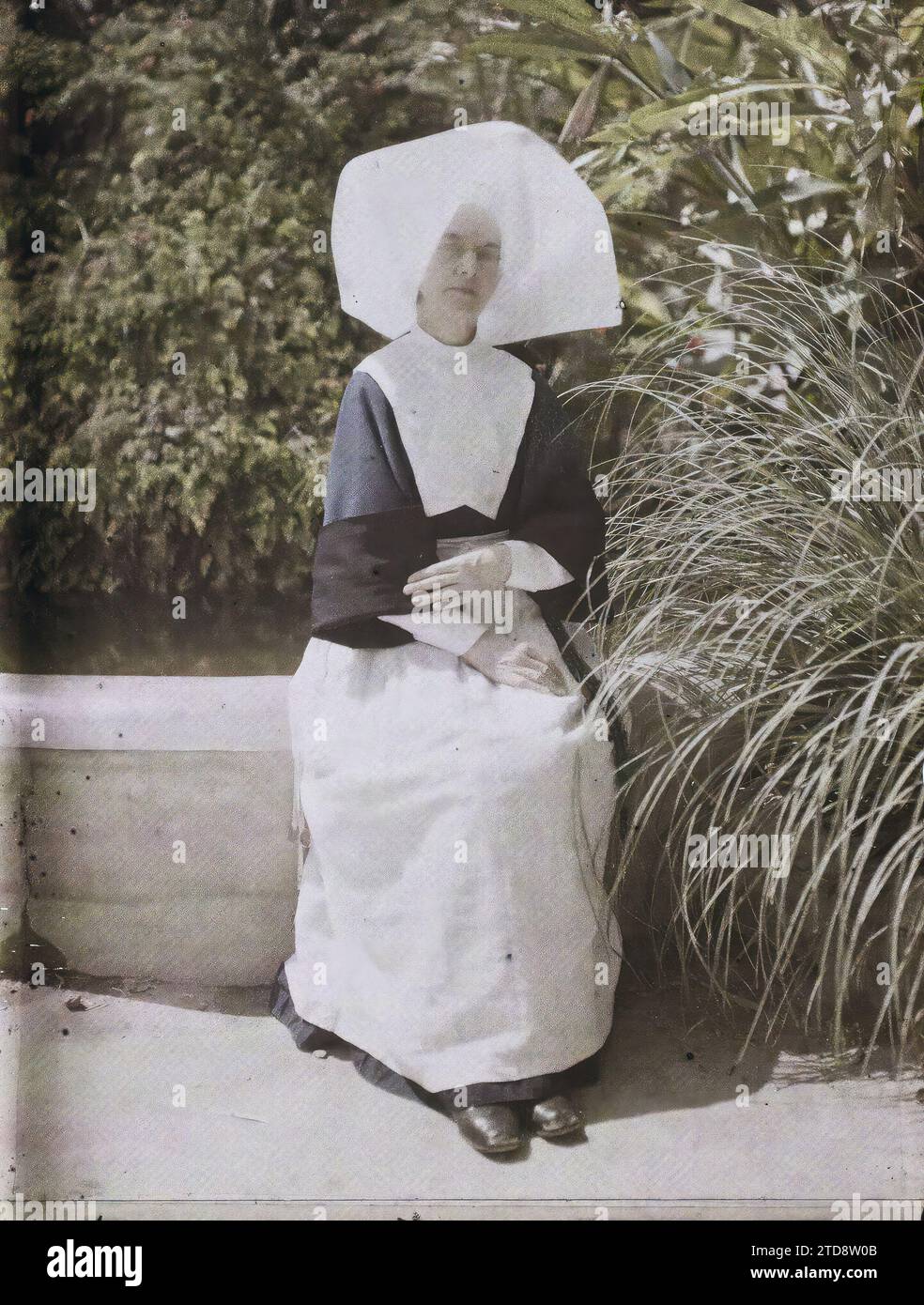 Ismailia, Egitto, Africa Ritratto di suor Agostino, esseri umani, abbigliamento, storia coloniale, religione, prima guerra mondiale, salute, donna, abbigliamento religioso, presenza coloniale, cristianesimo, Ritratto, schiena, personale medico, acconciatura, copricapo, Egitto, Ismailia, Suor Augustine (ospedale Ismailia), Ismailia, 15/05/1918 - 15/05/1918, Castelnau, Paolo, 1918 - Medio Oriente, Egitto, Palestina, Chypre - Paul Castelnau (sezione fotografica dell'esercito) - (9 gennaio-6 ottobre), Autochrome, Photo, Glass, Autochrome, foto, positivo, verticale, dimensioni 9 x 12 cm Foto Stock
