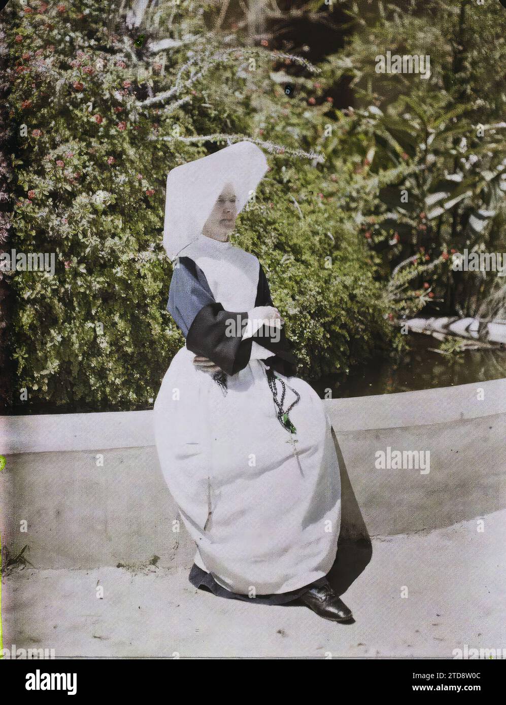 Ismailia, Egitto, Africa Ritratto di suor Agostino, esseri umani, abbigliamento, storia coloniale, religione, prima guerra mondiale, salute, donna, abbigliamento religioso, presenza coloniale, cristianesimo, Ritratto, schiena, personale medico, acconciatura, copricapo, Egitto, Ismailia, Suor Augustine (ospedale Ismailia), Ismailia, 15/05/1918 - 15/05/1918, Castelnau, Paolo, 1918 - Medio Oriente, Egitto, Palestina, Chypre - Paul Castelnau (sezione fotografica dell'esercito) - (9 gennaio-6 ottobre), Autochrome, Photo, Glass, Autochrome, foto, positivo, verticale, dimensioni 9 x 12 cm Foto Stock