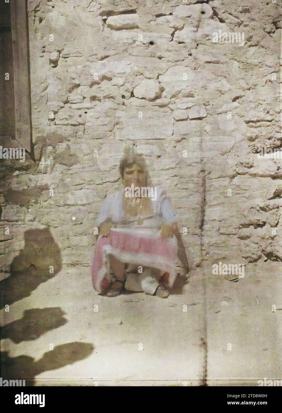 Ismailia, Egitto, Africa Public Woman on City Street, esseri umani, abbigliamento, società, donna, costume, prostituzione, fumatore, Egitto, Ismailia, Public Woman, Ismailia, 01/01/1918 - 31/12/1918, Castelnau, Paolo, 1918 - Medio Oriente, Egitto, Palestina, Chypre - Paul Castelnau (sezione fotografica dell'esercito) - (9 gennaio-6 ottobre), Autochrome, Photo, Glass, Autochrome, foto, positivo, verticale, dimensioni 9 x 12 cm Foto Stock