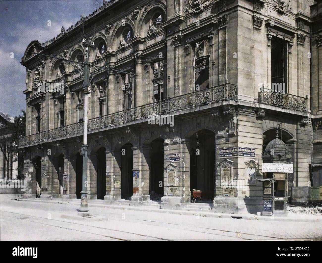 Reims, Marne, Champagne, Francia, intrattenimento, habitat, architettura, iscrizione, informazioni, prima guerra mondiale, arte, chiosco, spettacolo, architettura civile pubblica, poster, balcone, loggia, rovine, ricostruzioni, arco, Arcade/Arceau, dopo la guerra, teatro, Francia, Reims, le Théatre, Reims, 19/06/1919 - 19/06/1919, Léon, Auguste, fotografo, 1919 - Reims - Auguste Léon - (aprile-juin), Autochrome, Photo, Glass, Autochrome, foto, positiva Foto Stock