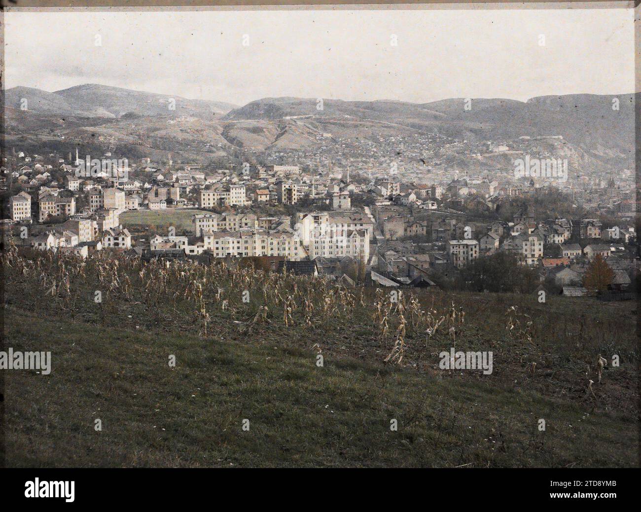 Sarajevo, Bosnia-Erzegovina, natura, ambiente, Habitat, architettura, paesaggio, Valle, campo, alloggi, panorama dell'area urbana, Bosnia, Sarajevo, Panorama sul cumulo del distretto di Gitanos (?), a destra, Sarajevo, 25/10/1912 - 25/10/1912, Léon, Auguste, fotografo, 1912 - Balcani, Italia - Léon Busy e Auguste Léon - (13 - 27 ottobre), Autochrome, Photo, Glass, Autochrome, foto, positivo, orizzontale, dimensioni 9 x 12 cm Foto Stock