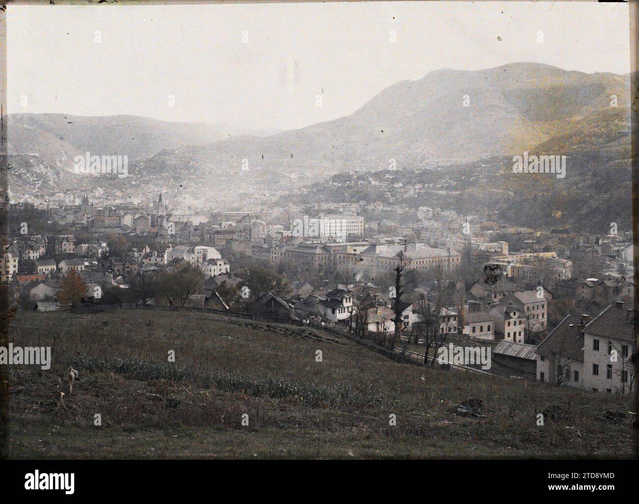 Sarajevo, Bosnia-Erzegovina, natura, ambiente, Habitat, architettura, paesaggio, Valle, alloggi, Panorama dell'area urbana, Bosnia, Sarajevo, Panorama sul tumulo del quartiere Gitanos (? ), ancora più a destra, Sarajevo, 25/10/1912 - 25/10/1912, Léon, Auguste, fotografo, 1912 - Balcani, Italia - Léon Busy e Auguste Léon - (13 - 27 ottobre), Autochrome, Photo, Glass, Autochrome, foto, positivo, orizzontale, dimensioni 9 x 12 cm Foto Stock