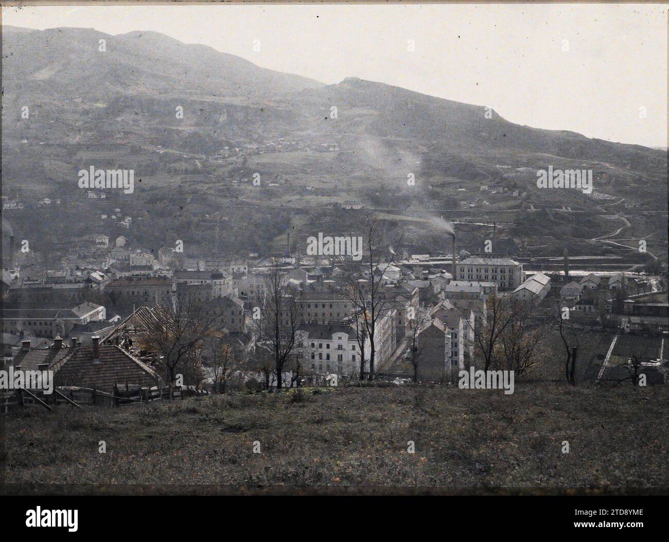 Sarajevo, Bosnia-Erzegovina, edilizia abitativa, architettura, attività economica, Valley, Housing, Chimney, Panorama of urban area, Industry, Bosnia, Sarajevo, Panorama on Mound of the Gitanos District (?), Sarajevo, 25/10/1912 - 25/10/1912, Léon, Auguste, fotografo, 1912 - Balcani, Italia - Léon Busy e Auguste Léon - (13 - 27 ottobre), Autochrome, Photo, Glass, Autochrome, foto, positivo, orizzontale, dimensioni 9 x 12 cm Foto Stock