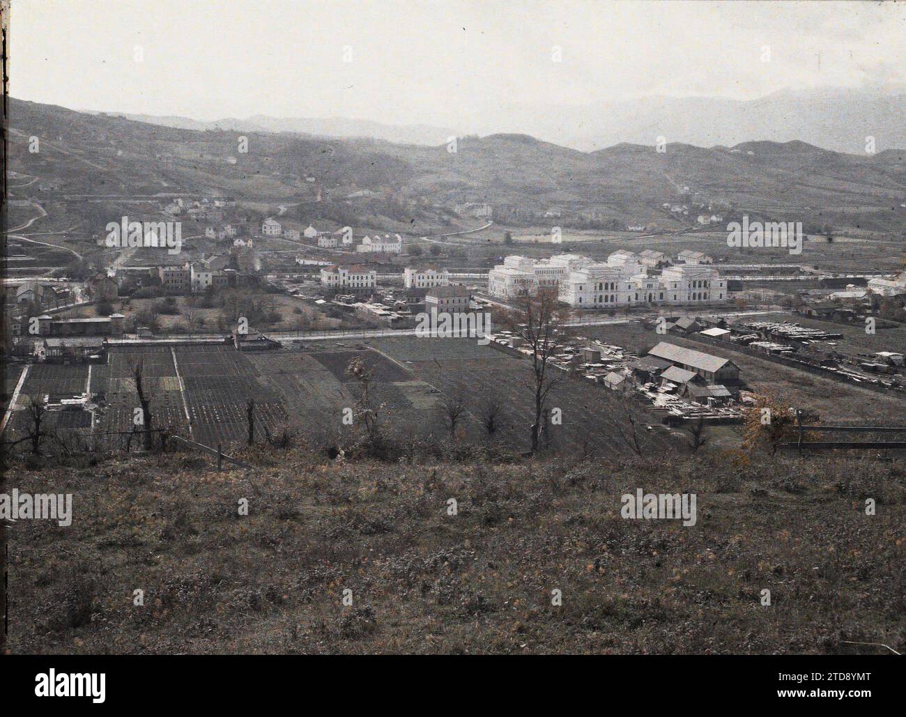 Sarajevo, Bosnia-Erzegovina, giardinaggio dei mercati, natura, ambiente, attività economica, Habitat, architettura, paesaggio, Agricoltura, bestiame, Valle, Field, Panorama of urban area, Bosnia, Sarajevo, market gardening, Sarajevo, 25/10/1912 - 25/10/1912, Léon, Auguste, fotografo, 1912 - Balcani, Italia - Léon Busy e Auguste Léon - (13 - 27 ottobre), Autochrome, Photo, Glass, Autochrome, foto, positivo, orizzontale, dimensioni 9 x 12 cm Foto Stock