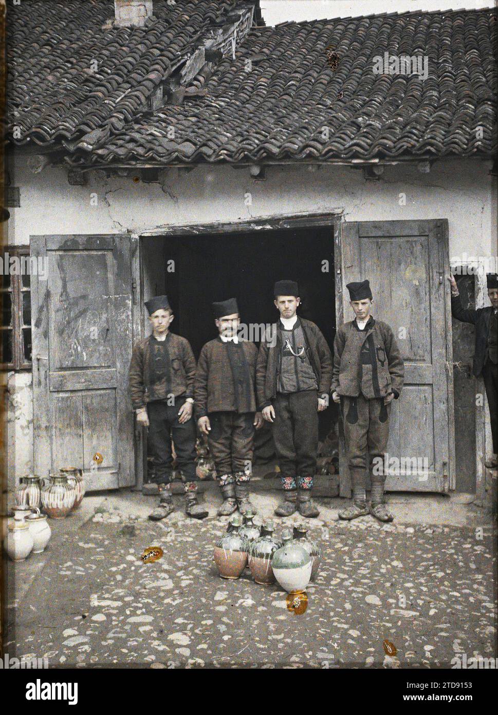 Kruševac, Serbia quattro uomini in costume nazionale serbo, alloggio, architettura, abbigliamento, esseri umani, vita quotidiana, fabbrica, officina, Costume, ritratto di gruppo, oggetto domestico, ceramica, patriottismo, uomo, Serbia, Krouchewatz, costume nazionale serbo: 4 uomini (marrone e nero), serbi [in connessione con], Krusevac, 29/04/1913 - 29/04/1913, Léon, Auguste, fotografo, 1913 - Balcani - Léon Busy e Auguste Léon - (23 aprile - 9 giugno), Autochrome, Photo, Glass, Autochrome, foto, positivo, verticale, dimensioni 9 x 12 cm Foto Stock