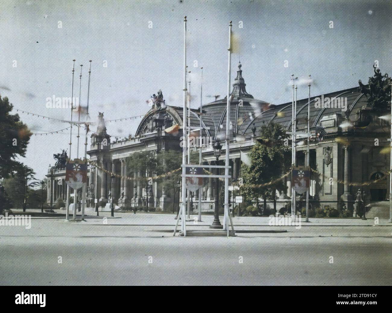 Parigi (8° arrondissement), Francia il Grand Palais e l'Avenue des Champs-Elysées decorati dopo le celebrazioni della Vittoria del 13 e 14 luglio 1919, Festa, prima Guerra Mondiale, alloggi, architettura, celebrazione politica, commemorazione, dopo la guerra, bandiera, Palazzo, Castello, Francia, Parigi, il Grand Palais, Grand Palais, Champs-Elysées, 01/07/1919 - 31/07/1919, Cuville, Fernand, Autochrome, foto, vetro, Autochrome, foto, positivo, orizzontale, dimensioni 9 x 12 cm Foto Stock