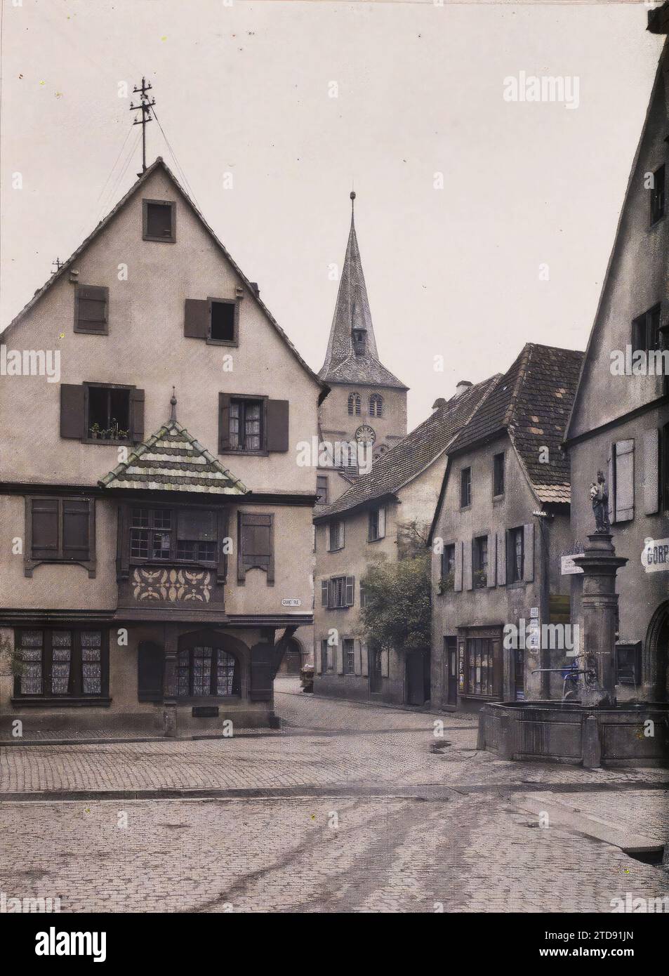 Turckheim, Haut-Rhin, Alsazia, Francia, Arte, habitat, architettura, Statua, Scultura, Campanile, abitazione, arti decorative, strada asfaltata, strada, quartiere, impianto idraulico, Fontana, Medioevo, Francia, Turkheim, Place du Corps de Guard, Turckheim, 29/09/1919 - 29/09/1919, Cuville, Fernand, 1919 - Alsazia - Fernand Cuville - (automne), Autochrome, Photo, Glass, Autochrome, foto, positiva Foto Stock