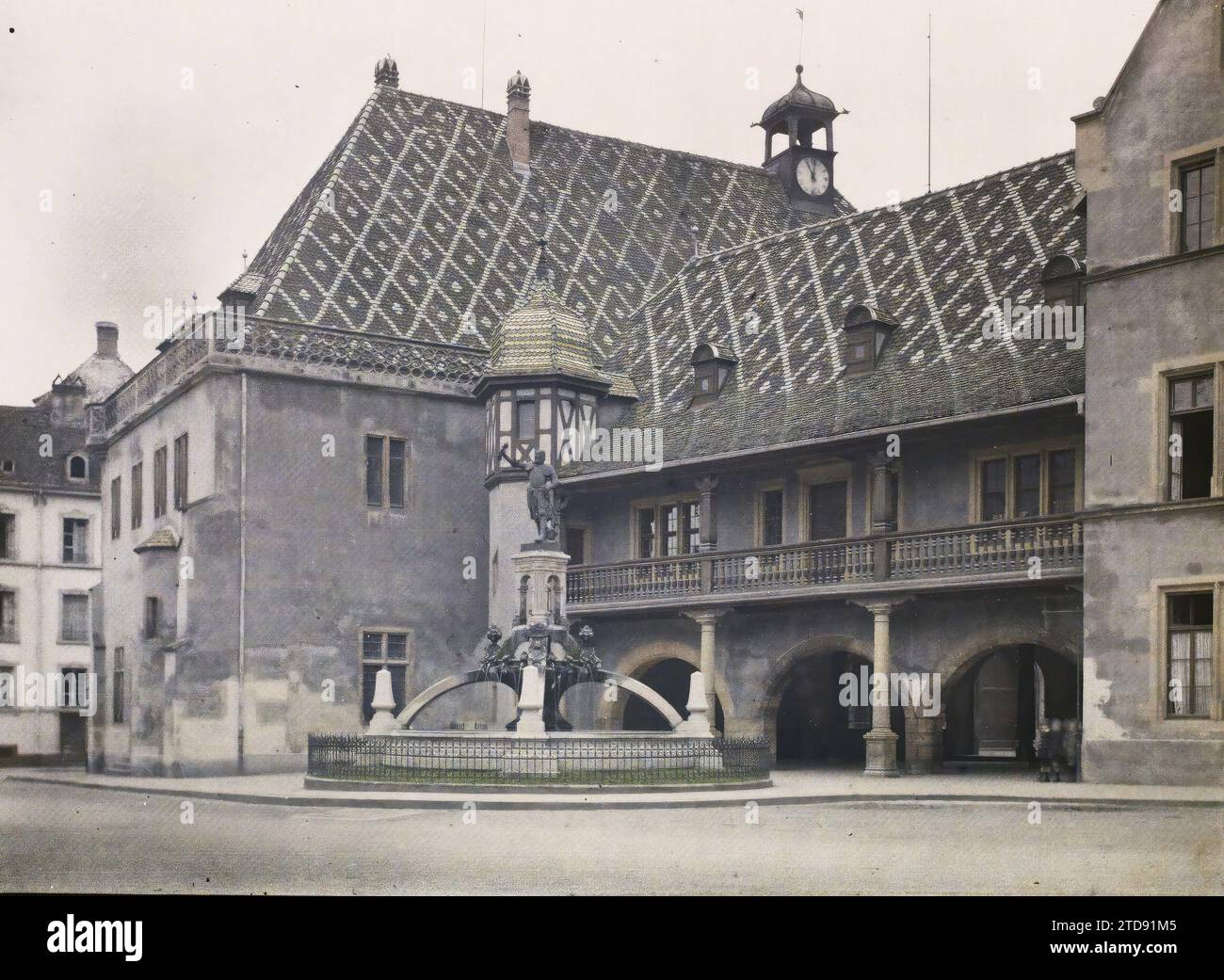 Colmar, Haut-Rhin, Alsazia, Francia, personalità, arte, Habitat, architettura, Statua, personalità politica, personalità militare, tetto, Orologio, Scultura, architettura civile pubblica, portico, arti decorative, balcone, loggia, impianto idraulico, Fontana, Piazza, Medioevo, dogana, Octroi, Francia, Colmar, la Douane e la fontana Schwendi, Colmar, 29/09/1919 - 29/09/1919, Cuville, Fernand, 1919 - Alsazia - Fernand Cuville - (automne), Autochrome, Photo, Glass, Autochrome, foto, positiva Foto Stock