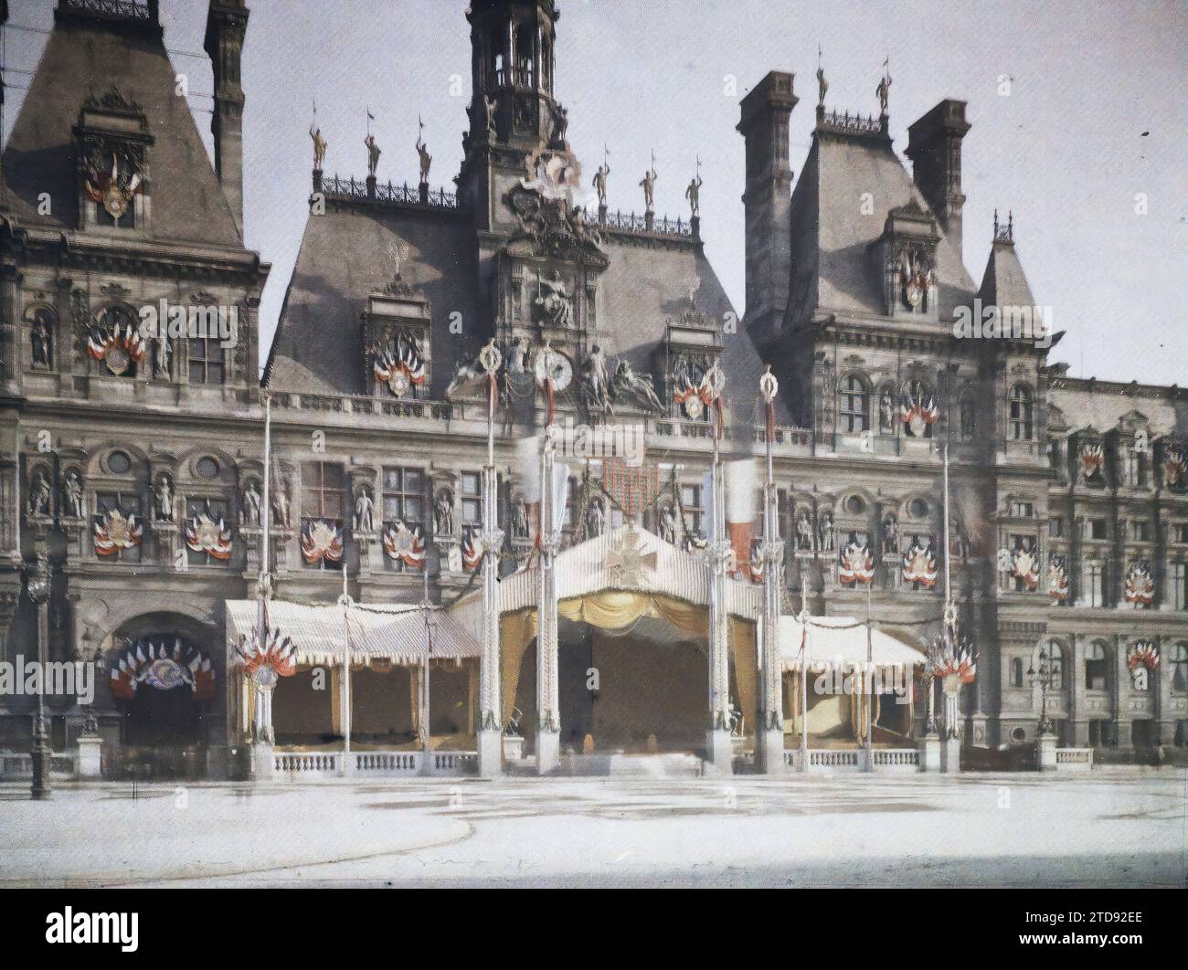 Parigi (IV arr.), Francia il Municipio di Parigi decorato con la Croix de Guerre, abitazioni, architettura, prima guerra mondiale, Municipio, municipio, tenda, architettura civile pubblica, decorazione, dopoguerra, installazione effimera, Flag, Francia, Parigi, Municipio, Hôtel de Ville, 21/10/1919 - 21/10/1919, Léon, Auguste, fotografo, Autochrome, foto, vetro, Autochrome, foto, positivo, orizzontale, dimensioni 9 x 12 cm Foto Stock