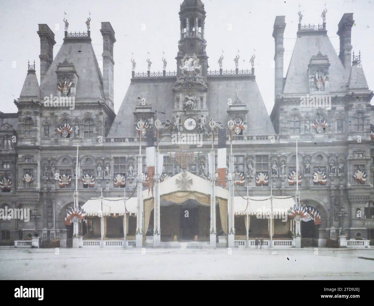 Parigi (IV arr.), Francia il Municipio di Parigi decorato con la Croix de Guerre, abitazioni, architettura, prima guerra mondiale, Municipio, municipio, tenda, architettura civile pubblica, decorazione, dopoguerra, installazione effimera, Flag, Francia, Parigi, Municipio, Hôtel de Ville, 22/10/1919 - 22/10/1919, Léon, Auguste, fotografo, Autochrome, foto, vetro, Autochrome, foto, positivo, orizzontale, dimensioni 9 x 12 cm Foto Stock