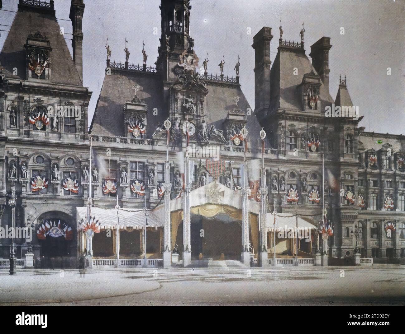 Parigi (IV arr.), Francia il Municipio di Parigi decorato con la Croix de Guerre, abitazioni, architettura, prima guerra mondiale, Municipio, municipio, tenda, architettura civile pubblica, decorazione, dopoguerra, installazione effimera, Flag, Francia, Parigi, Municipio, Hôtel de Ville, 22/10/1919 - 22/10/1919, Léon, Auguste, fotografo, Autochrome, foto, vetro, Autochrome, foto, positivo, orizzontale, dimensioni 9 x 12 cm Foto Stock