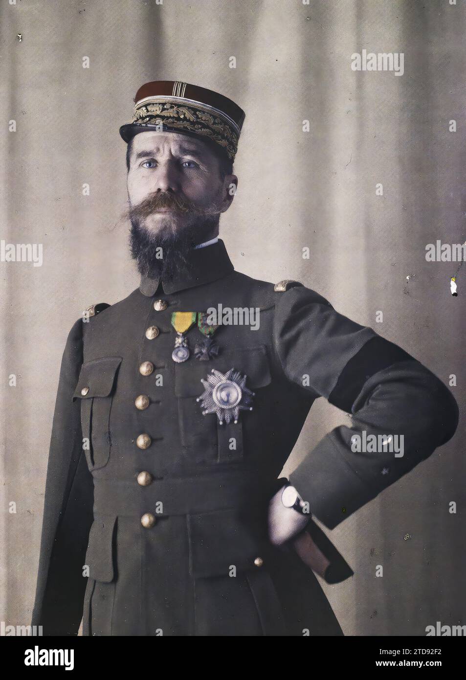 Proprietà di Albert Kahn, Boulogne, Francia generale Henri Gouraud, personalità, abbigliamento, esseri umani, prima guerra mondiale, storia coloniale, personalità militare, uniforme militare, Ritratto, lutto, schiena, esercito coloniale, medaglia, decorazione, uomo, Francia, Boulogne, Portraits, General Couraud Other pose, Boulogne propriété d'Albert Kahn, 03/11/1919 - 03/11/1919, Léon, Auguste, fotografo, Autochrome, foto, vetro, Autochrome, foto, positivo, verticale, dimensioni 9 x 12 cm Foto Stock