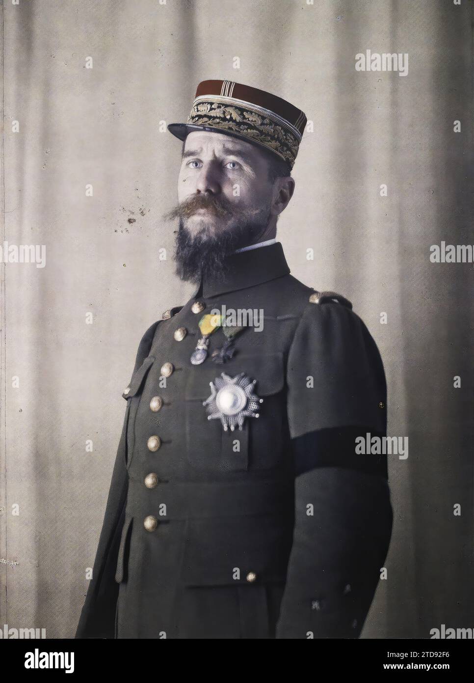 Proprietà di Albert Kahn, Boulogne, Francia generale Henri Gouraud, personalità, abbigliamento, esseri umani, prima guerra mondiale, storia coloniale, personalità militare, uniforme militare, Ritratto, lutto, schiena, esercito coloniale, medaglia, decorazione, uomo, Francia, Boulogne, Portraits, General Couraud, Boulogne propriété d'Albert Kahn, 03/11/1919 - 03/11/1919, Léon, Auguste, fotografo, Autochrome, foto, vetro, Autochrome, foto, positivo, verticale, dimensioni 9 x 12 cm Foto Stock