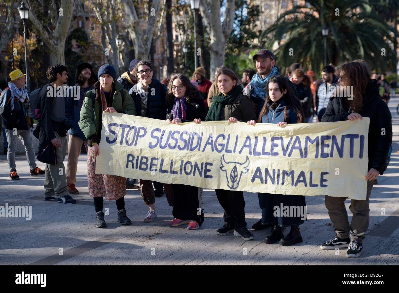 Roma, Italia. 16 dicembre 2023. Attivisti ambientalisti dietro lo striscione del movimento per la ribellione degli animali con lo slogan ''stop Livestock subsidies'' durante la protesta del movimento ambientalista ''˜''˜ ultima generazione' a Roma. Più di 100 attivisti ambientali provenienti da tutta Italia hanno partecipato alla manifestazione di ''˜ultima generazione' (Last Generation) movimento con lo slogan "siamo il potere” a Roma per incontrare vecchi e nuovi sostenitori dell'ambizioso progetto di disobbedienza civile per sollevare l'opinione pubblica e chiedere al governo italiano il "Fondo di riparazione”: un fondo permanente e Foto Stock