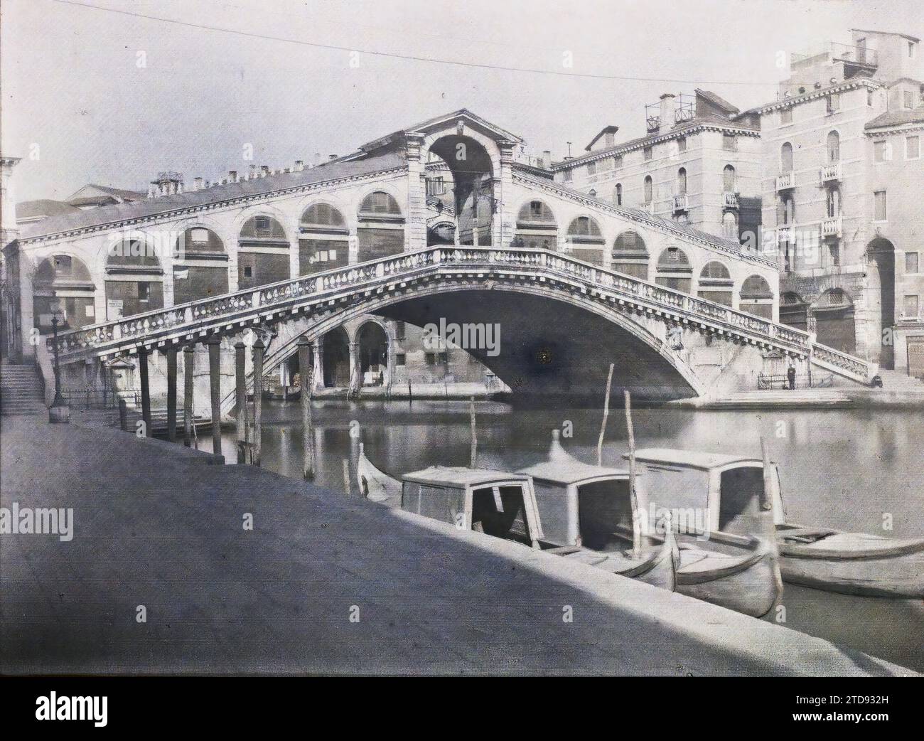 Venezia, Italia Ponte di Rialto, Habitat, architettura, trasporti, Canale, ingegneria civile, barca, passaggio coperto, trasporto fluviale, lago, Palazzo, Castello, Ponte, Italia, Venezia, ponte di Rialto, Venise, 23/04/1918 - 23/04/1918, Cuville, Fernand, 1918 - Italia - Fernand Cuville - (marzo-agosto), Autochrome, Photo, Glass, Autochrome, foto, positivo, orizzontale, dimensioni 9 x 12 cm Foto Stock