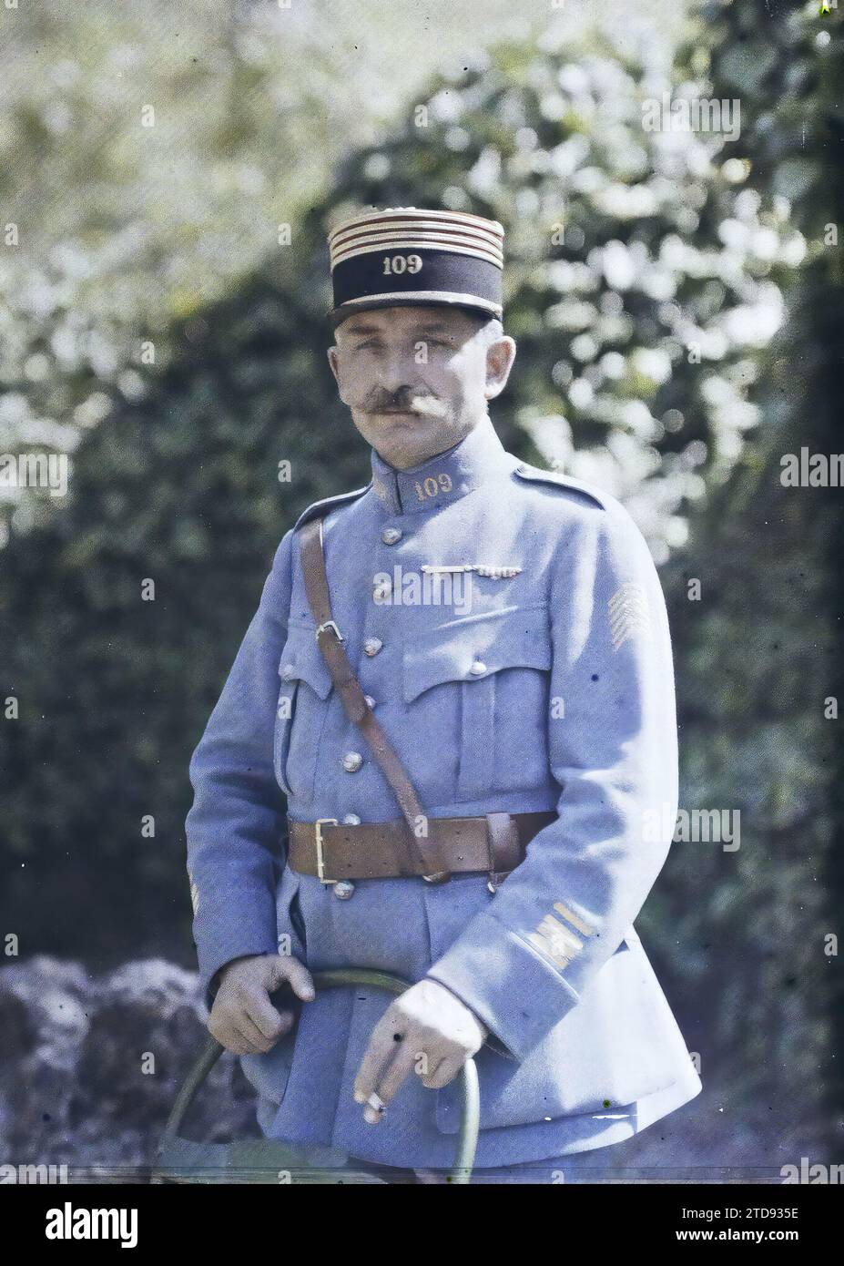 Vicenza, Italia Comandante Rapet (? ), personalità, abbigliamento, prima guerra mondiale, storia coloniale, esseri umani, personalità militare, uniforme militare, Vista posteriore, esercito coloniale, acconciatura, bretella di fissaggio, Smoker, uomo, Italia, Vicenza, Comandante Rapet, Vicenza, 05/06/1918 - 05/06/1918, Cuville, Fernand, 1918 - Italia - Fernand Cuville - (marzo-agosto), Autochrome, Photo, Glass, Autochrome, foto, positivo, verticale, dimensioni 9 x 12 cm Foto Stock