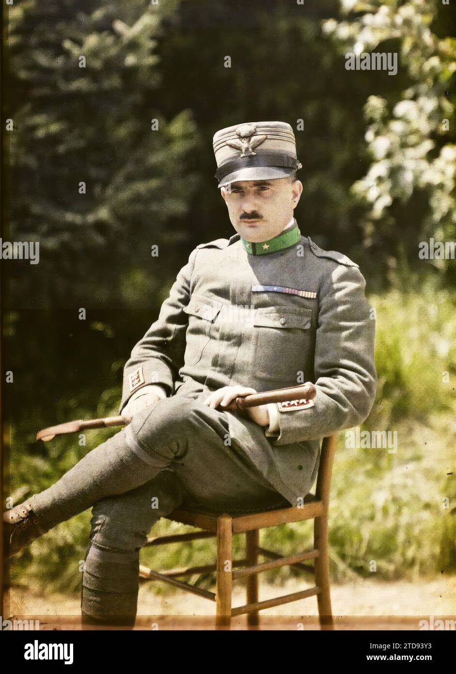 Tra Castelfranco e Asolo, Italia un colonnello italiano, personalità, abbigliamento, esseri umani, prima guerra mondiale, storia coloniale, personalità militare, uniforme militare, Ritratto, accessorio, schiena, esercito coloniale, acconciatura, copricapo, uomo, Italia, un colonnello italiano, Castelfranco, Asolo, 10/06/1918 - 10/06/1918, Cuville, Fernand, 1918 - Italia - Fernand Cuville - (marzo-agosto), Autochrome, Photo, Glass, Autochrome, foto, positivo, verticale, dimensioni 9 x 12 cm Foto Stock