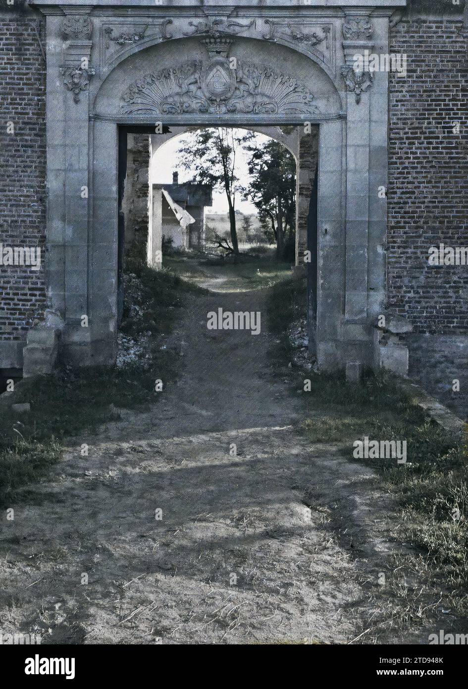 Tergnier, Aisne, Francia, Art, Door, Renaissance, stemma, stemma, Francia, Tergnier, sulla piazza, gli alberi segati dai Boches, Tergnier, 01/10/1917 - 31/10/1917, Cuville, Fernand, 1917 - regioni devastate, somme, Oise, Aisne - Fernand Cuville (sezione fotografica dell'esercito) - (settembre-ottobre), Autochrome, Photo, Glass, Autochrome, foto, positiva Foto Stock