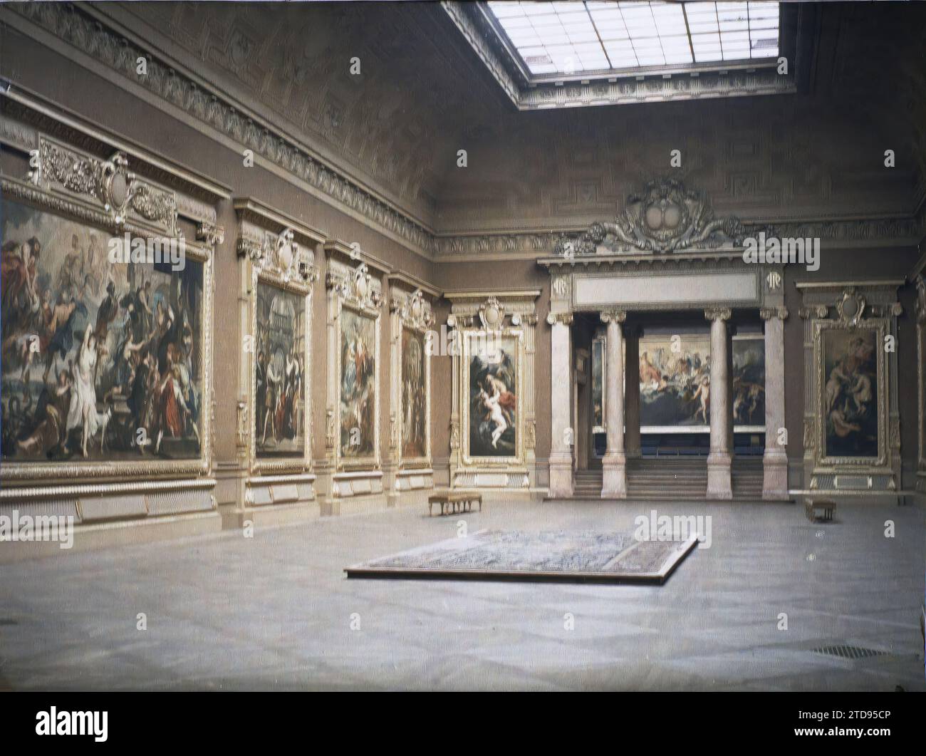 Parigi (1st arr.), Francia la sala Rubens, ciclo narrativo Marie de Medici, museo del Louvre, Habitat, architettura, Arte, museo, vista interna, decorazioni dipinte, colonna, pittura, vault, Veranda, tetto in vetro, decorazioni scolpite, Francia, Parigi, Museo del Louvre: sala Rubens, Louvre, 17/05/1920 - 17/05/1920, Léon, Auguste, fotografo, Autochrome, foto, vetro, Autochrome, foto, positivo, orizzontale, dimensioni 9 x 12 cm Foto Stock