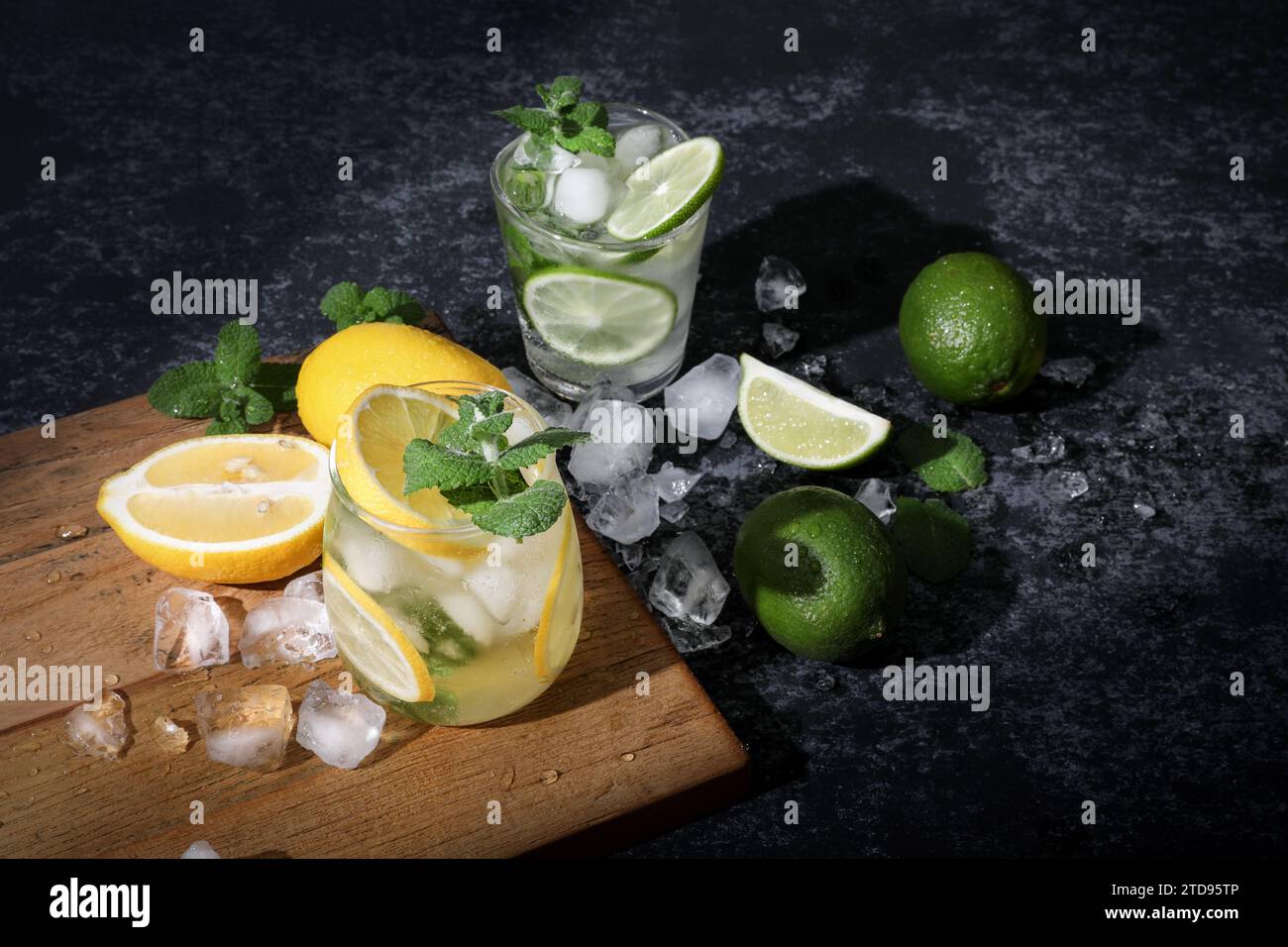 Mojito, limoni e limoni su un pavimento di cemento ruvido Foto Stock