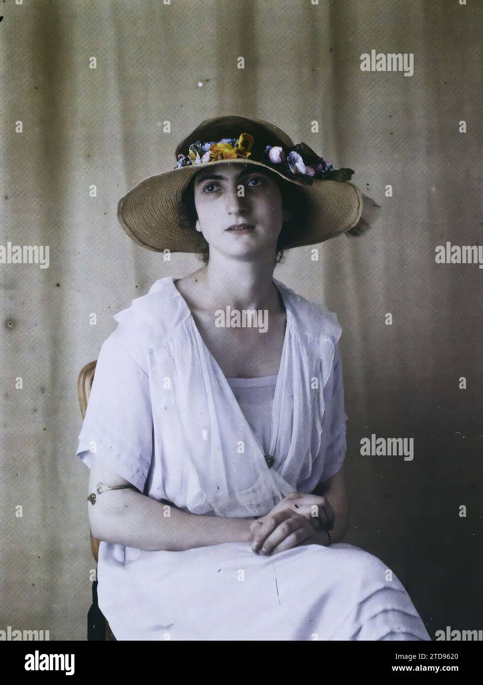 Proprietà di Albert Kahn, Boulogne, Francia Mademoiselle Marguerite Glotz, Scienze, tecniche, esseri umani, insegnamento, abbigliamento, storia dell'arte, donna, educazione pubblica, Ritratto, geografia, acconciatura, copricapo, Moda, Miss Glotz Francia, Boulogne, Portraits, Miss Glotz, Boulogne propriété d'Albert Kahn, 12/06/1920 - 12/06/1920, Léon, Auguste, fotografo, Autochrome, foto, vetro, Autochrome, foto, positivo, verticale, dimensioni 9 x 12 cm Foto Stock