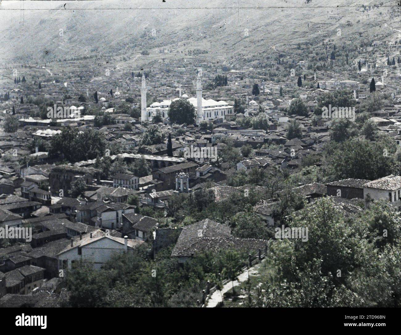 Bursa, Turchia Vista presa dalla Torre dell'Orologio verso l'Ulu Camii (la grande Moschea) con le sue venti cupole, religione, Habitat, architettura, Islam, minareto, Moschea, Panorama dell'area urbana, architettura religiosa, Turchia d'Asia, Bush, Vista sulla Torre dell'Orologio, Bursa, 03/06/1913 - 03/06/1913, Léon, Auguste, fotografo, 1913 - Balcani - Léon Busy e Auguste Léon - (23 aprile - 9 giugno), Autochrome, Photo, Glass, Autochrome, foto, positivo, orizzontale, dimensioni 9 x 12 cm Foto Stock