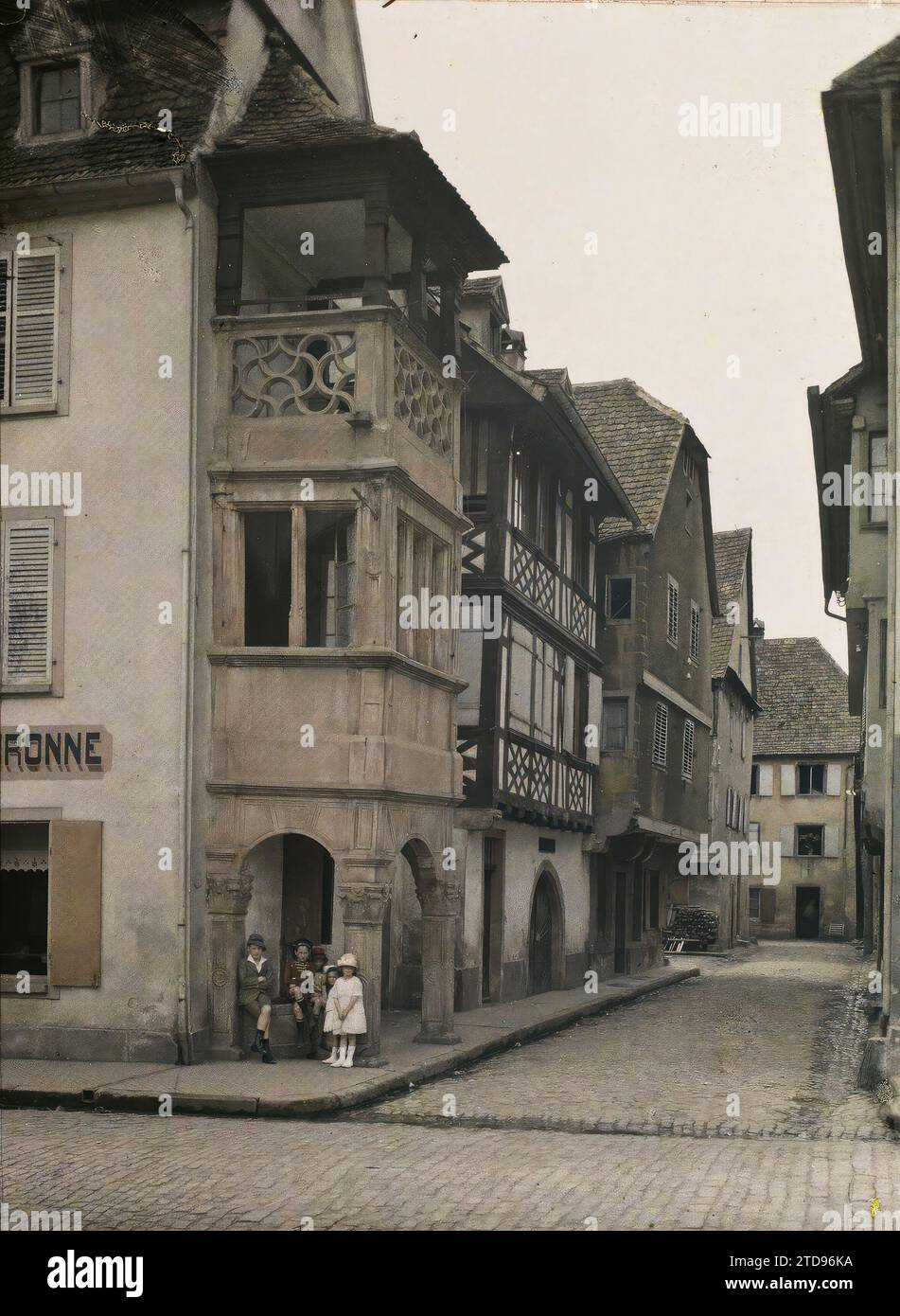 Obernai, Francia, esseri umani, Habitat, architettura, bambino, abitazione, strada asfaltata, balcone, loggia, Street, District, decorazioni scolpite, metà legno, Francia, Obernai, Stroh Gaesschen, Obernai, 17/07/1920 - 17/07/1920, Léon, Auguste, fotografo, 1920 - Alsazia - Auguste Léon (juillet), Autochrome, Photo, Glass, Autochrome, foto, positiva Foto Stock