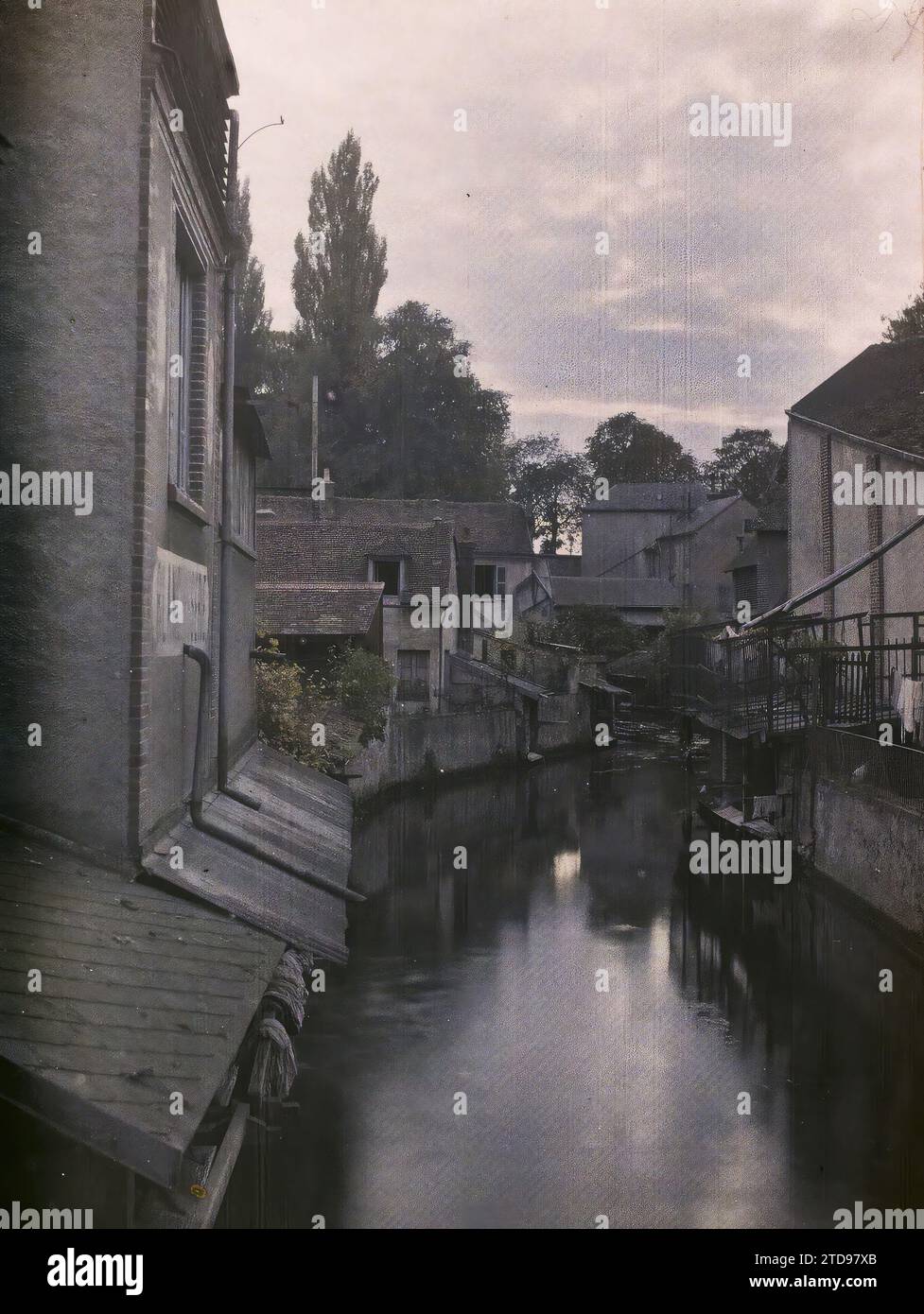 Dreux, Francia i lavatoi sul Blaise, visti da rue Saint-Martin?, natura, ambiente, Habitat, architettura, Shipwreck image, River, Hydrography, Street, District, Wash House, Francia, Dreux, Contre jour sur la Blaise, Dreux, 13/10/1920 - 13/10/1920, Léon, Auguste, fotografo, 1920 - Eure, Eure-et-Loir - Auguste Léon - (ottobre), Autochrome, Photo, Glass, Autochrome, foto, positiva Foto Stock