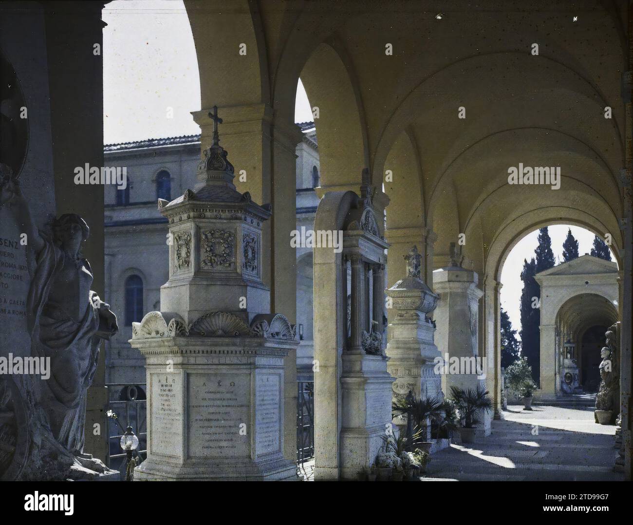 Roma, Italia Cimitero campo Verano a San Lorenzo, galleria, Arte, Statua, Tomba, cimitero, scultura, arco, sala giochi/arco, Italia, Roma, Cimitero S. Lorenzo, Roma, 16/03/1921 - 16/03/1921, Léon, Auguste, fotografo, 1921 Cap Martin, Italia, Cap Martin - Auguste Léon (febbraio-aprile), Autochrome, foto, vetro, Autochrome, foto, positivo, orizzontale, dimensioni 9 x 12 cm Foto Stock