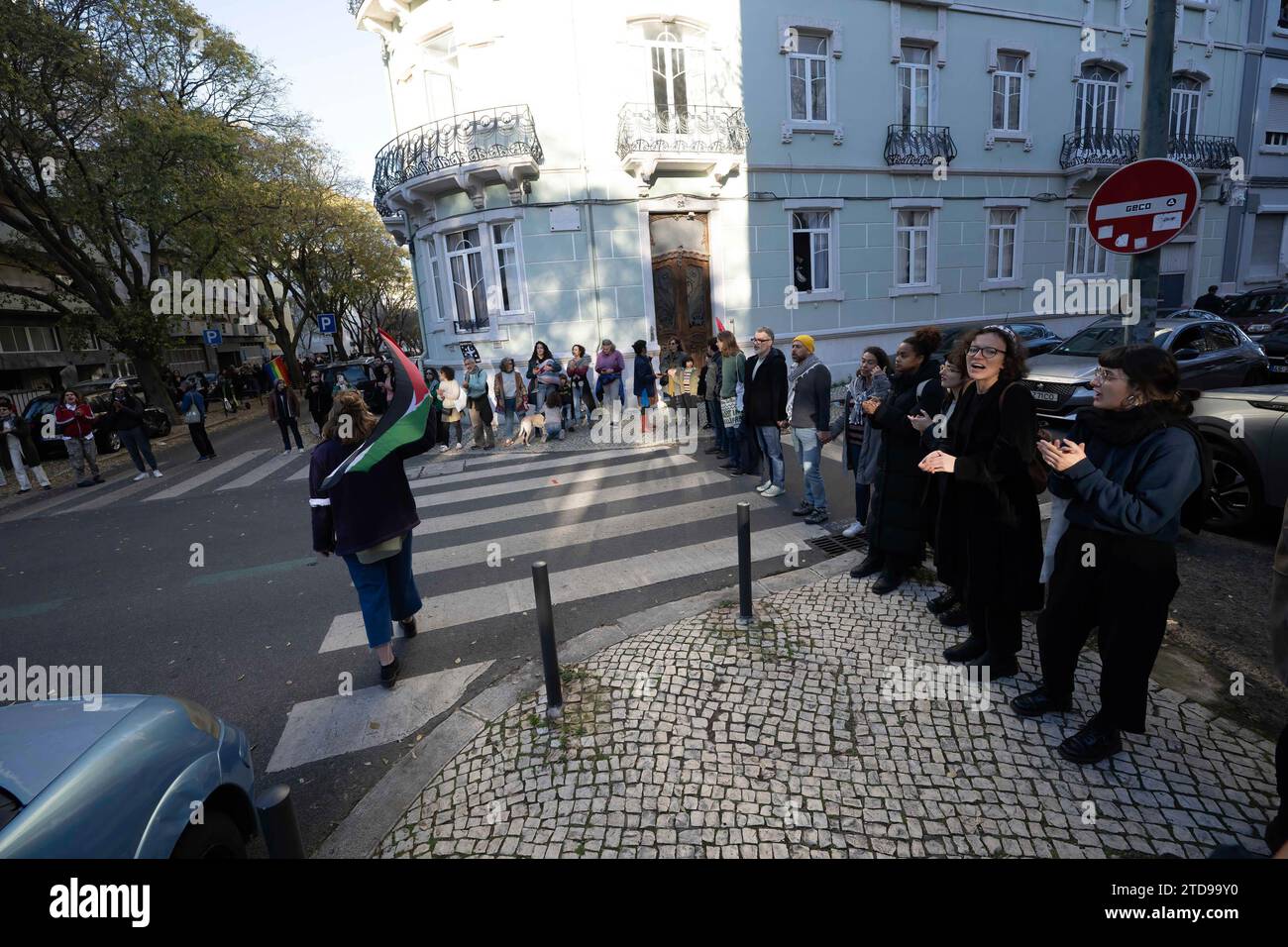 Lisbona, Portogallo. 16 dicembre 2023. Gli attivisti battono le mani al ritmo degli slogan anti-guerra durante una manifestazione nei pressi dell'ambasciata israeliana. Le azioni di protesta sono state organizzate dal PUSP - Plataforma Unitária de Solidariedade com a Palestina, il che richiede al governo israeliano un cessate il fuoco immediato e permanente, la fine dell'assedio e l'ingresso illimitato di aiuti umanitari nella Striscia di Gaza, nonché la fine dell'aggressione nelle città, nei villaggi e nei campi profughi di tutta la Palestina. Credito: SOPA Images Limited/Alamy Live News Foto Stock