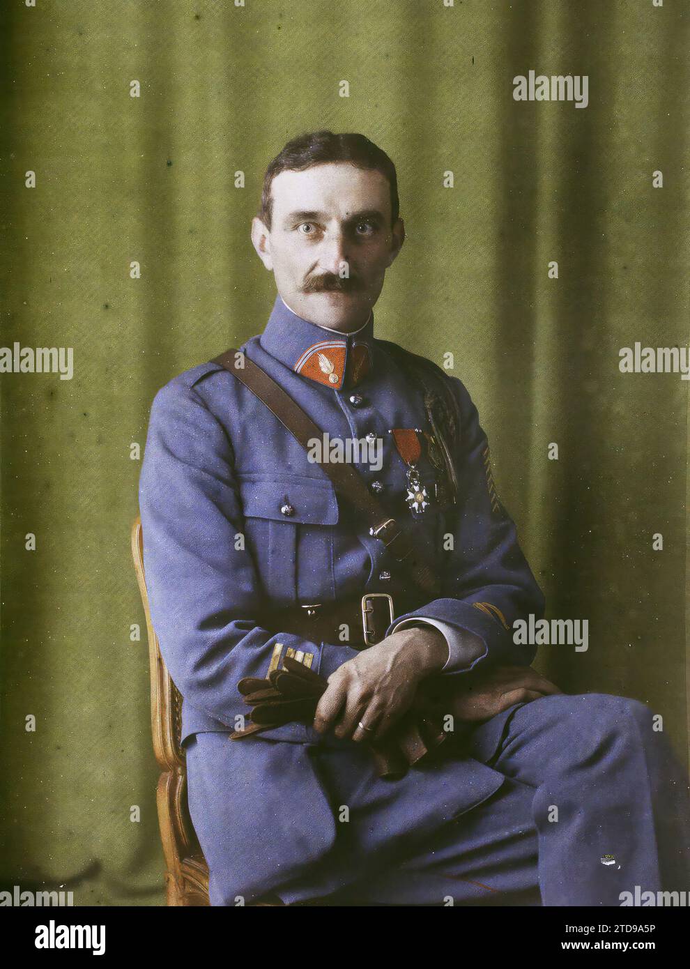 Proprietà di Albert Kahn, Boulogne, Francia Comandante Lefort, personalità, abbigliamento, esseri umani, prima guerra mondiale, società, personalità militare, uniforme militare, immagine Castaway, Ritratto, retro, medaglia, decorazione, Man, Army, Francia, Boulogne, Comandante Lefort, Boulogne propriété d'Albert Kahn, 11/06/1921 - 11/06/1921, Léon, Auguste, fotografo, Autochrome, foto, vetro, Autochrome, foto, positivo, verticale, dimensioni 9 x 12 cm Foto Stock