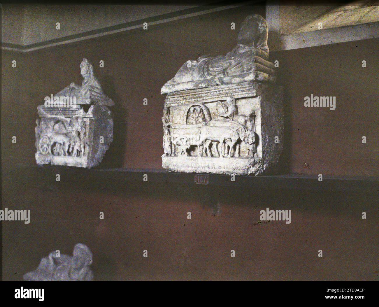 Volterra, Italia urne cinerarie etrusche, Habitat, architettura, Arte, Museo, tomba, vista interna, scultura, bassorilievo, antichità, mobili funerari, Italia, Volterra, tombe etrusche: viaggio dell'anima nel Carpento, Volterra, 24/09/1913 - 24/09/1913, Léon, Auguste, fotografo, 1913 - Balcani, Italia - Léon Busy e Auguste Léon - (settembre - 23 ottobre), Autochrome, Photo, Glass, Autochrome, foto, positivo, orizzontale, dimensioni 9 x 12 cm Foto Stock