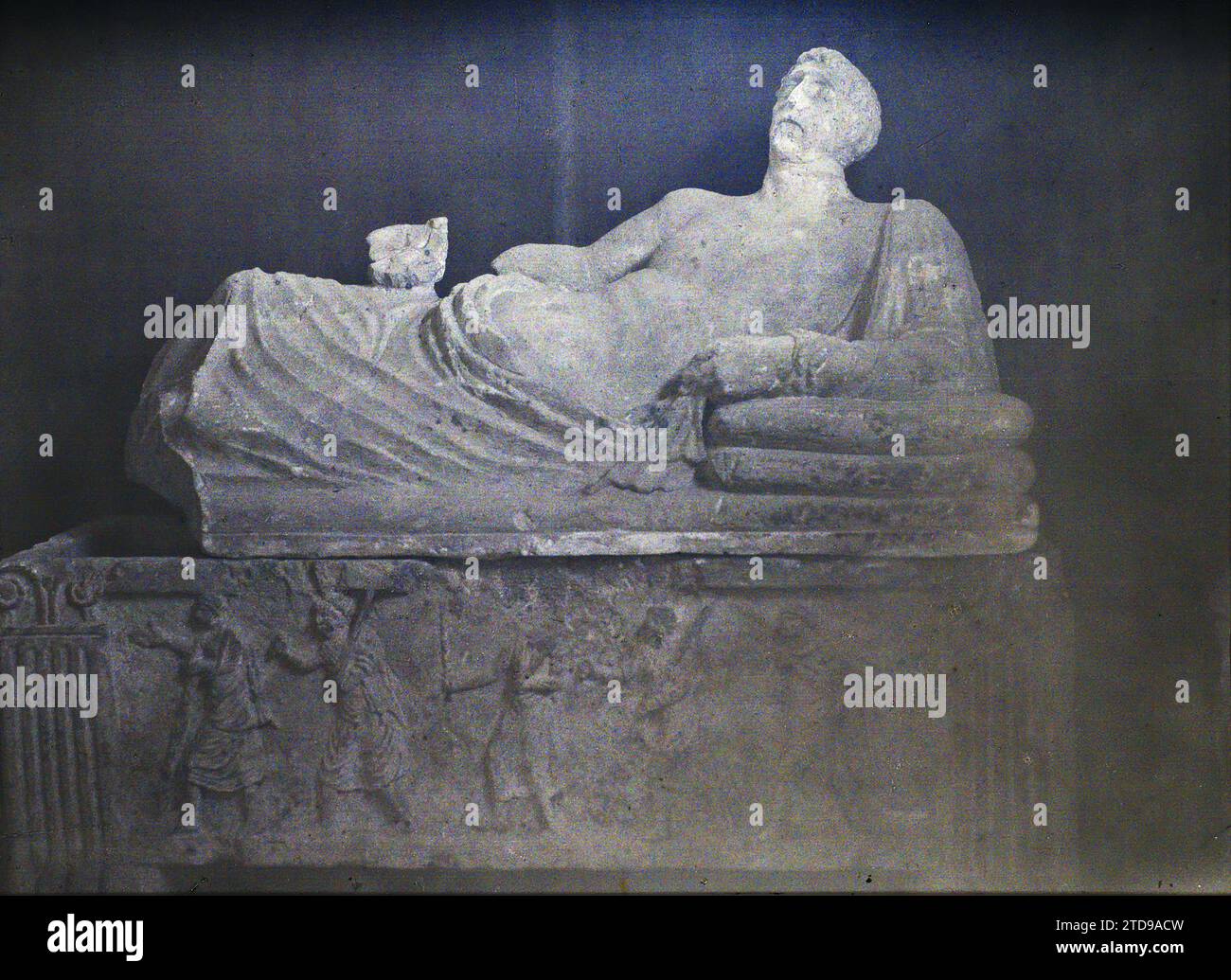 Volterra, Italia sarcofago etrusco al Museo Guarnacci, Habitat, architettura, Arte, Museo, tomba, vista interna, scultura, bassorilievo, antichità, sarcofago, mobili funerari, Italia, Volterra, al museo di Volterra; una delle tombe più grandi (III secolo a.C.), Volterra, 24/09/1913 - 24/09/1913, Léon, Auguste, fotografo, 1913 - Balcani, Italia - Léon Busy e Auguste Léon - (settembre - 23 ottobre), Autochrome, Photo, Glass, Autochrome, foto, positivo, orizzontale, dimensioni 9 x 12 cm Foto Stock