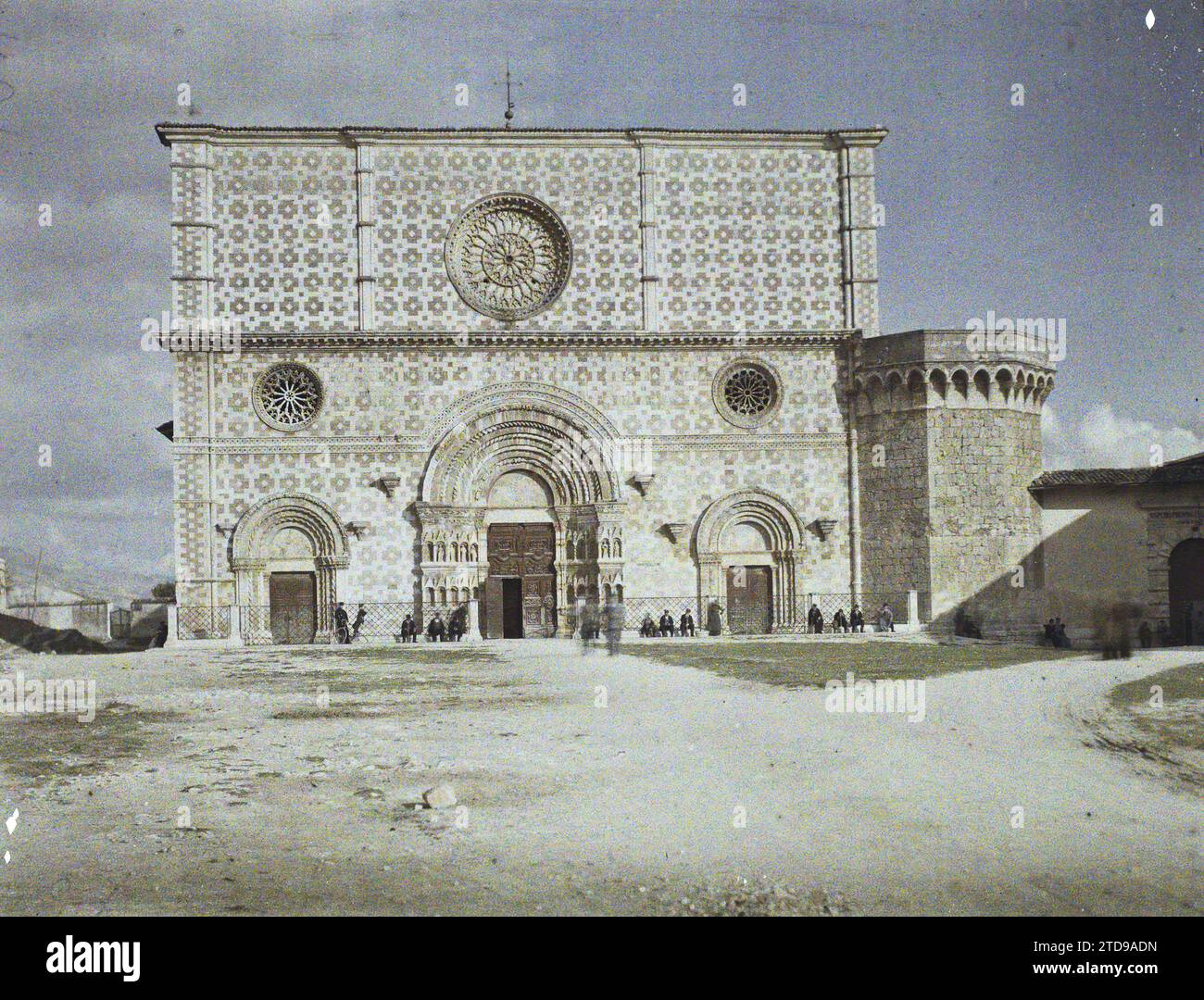 Aquila, Italia Basilica di Santa Maria di Collemaggio, religione, Arte, Habitat, architettura, Chiesa, Cristianesimo, Medioevo, architettura religiosa, Italia, Aquila, sta Maria de Collemaggio, facciata in marmo rosso e bianco, Aquila, 28/09/1913 - 28/09/1913, Léon, Auguste, fotografo, 1913 - Balcani, Italia - Léon Busy e Auguste Léon - (settembre - 23 ottobre), Autochrome, Photo, Glass, Autochrome, foto, positivo, orizzontale, dimensioni 9 x 12 cm Foto Stock