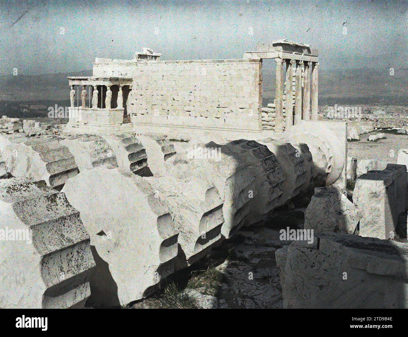 Atene, Grecia sull'Acropoli, resti di colonne e l'Eretteo, lato sud, Habitat, architettura, HD, arte, religione, Statua, Tempio, resti archeologici, esiste in alta definizione, scultura, colonna, politeismo greco-romano, antichità, architettura religiosa, Grecia, Atene, le colonne a pezzi e l'Erechteion sullo sfondo, Athènes, 06/10/1913 - 06/10/1913, Léon, Auguste, fotografo, 1913 - Balcani, Italia - Léon Busy e Auguste Léon - (settembre - 23 ottobre), Autochrome, Photo, Glass, Autochrome, foto, positivo, orizzontale Foto Stock