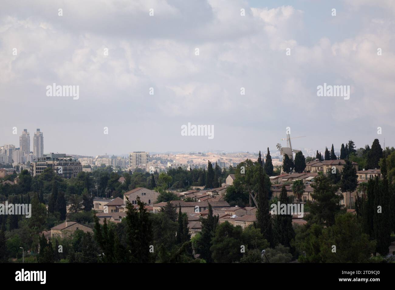 Vista del quartiere di Yemin Moshe a Gerusalemme durante una nuvolosa giornata estiva. Foto Stock