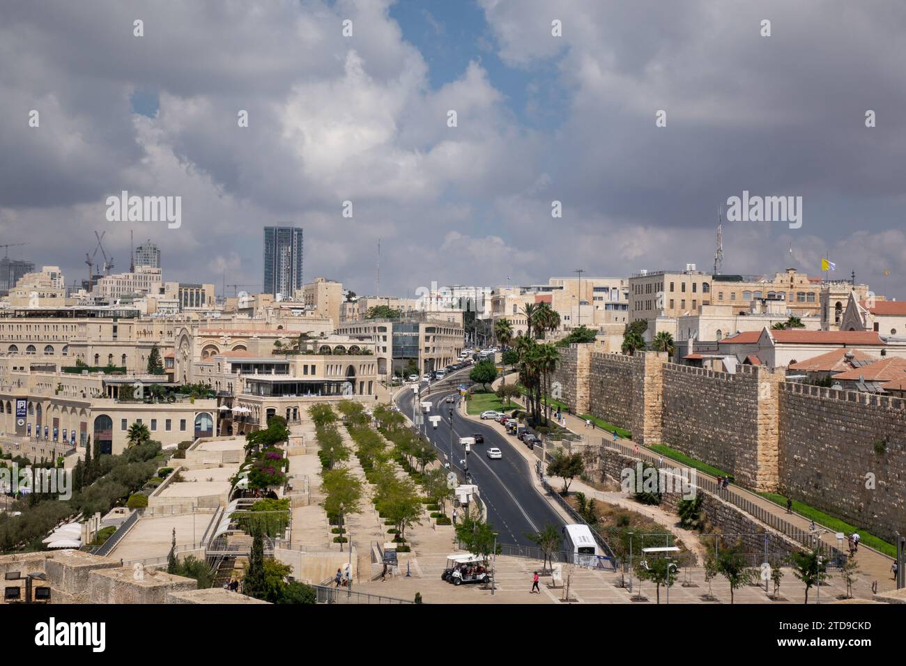 Vista del quartiere cristiano della città vecchia di Gerusalemme, con la moderna città di Gerusalemme sullo sfondo. Foto Stock