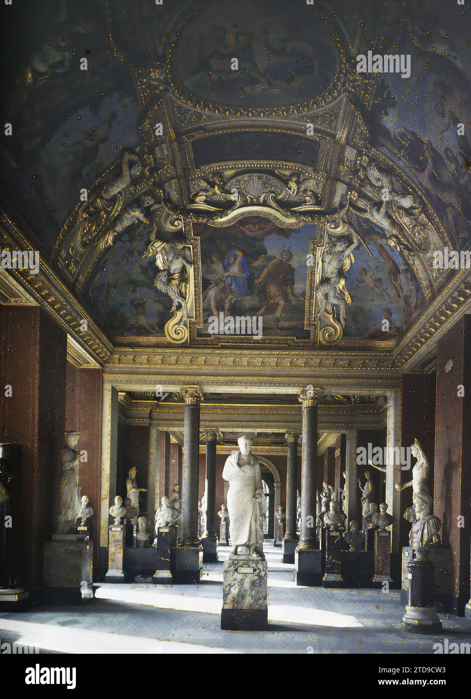 Parigi (1° arr.), Francia la Salle des Saisons, piano terra dell'ala Denon (attuale sala 23), antichità romane, Habitat, architettura, Arte, statua, museo, vista interna, sculture, decorazioni dipinte, colonna, Vault, antichità, decorazione scolpita, Francia, Parigi, Museo del Louvre: Salle des Saisons, Arrondissement i, 12/09/1921 - 12/09/1921, Léon, Auguste, fotografo, Autochrome, foto, vetro, Autochrome, foto, positivo, verticale, dimensioni 9 x 12 cm Foto Stock