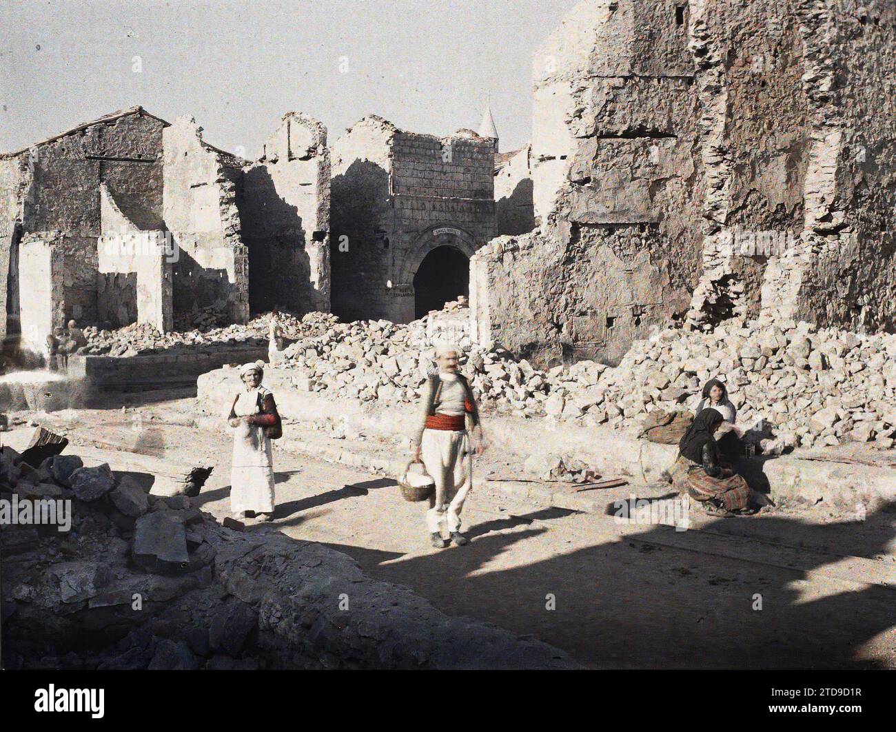 Shköder, Albania il bazar bombardato, vita politica, HD, alloggi, architettura, Daily Life, Civil War, Souk, Balkan Wars, esiste in alta definizione, architettura commerciale, Street scene, Albania, Scutari, ancora parte del bazar bombardato, Shkodër, 21/10/1913 - 21/10/1913, Léon, Auguste, fotografo, 1913 - Balcani, Italia - Léon Busy e Auguste Léon - (settembre - 23 ottobre), Autochrome, Photo, Glass, Autochrome, foto, positivo, orizzontale, dimensioni 9 x 12 cm Foto Stock