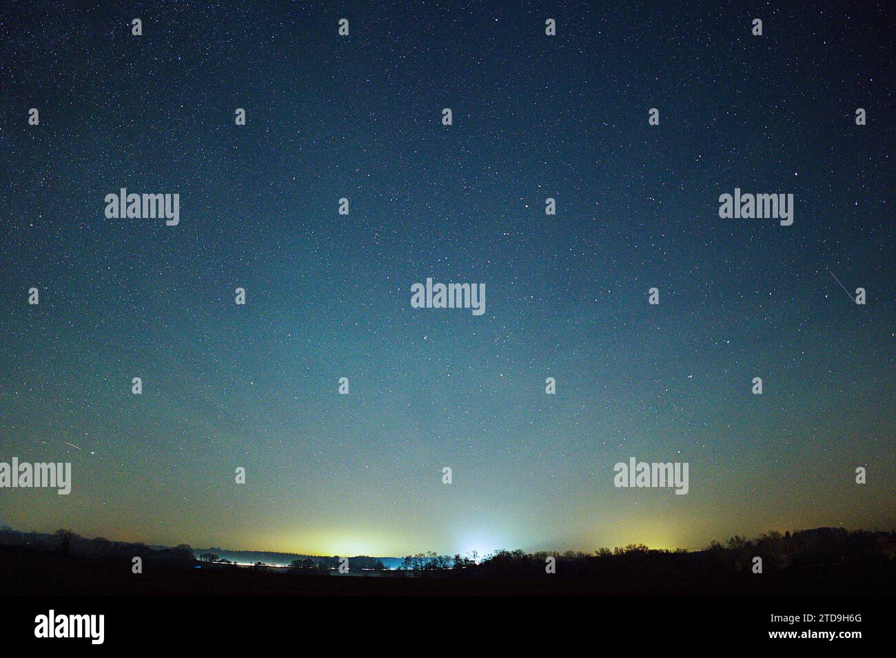 © PHOTOPQR/LE COURRIER DE l'OUEST/AURELIEN BREAU ; DURTAL ; 16/12/2023 ; un AIRGLOW EST APPARU DANS LE CIEL ANGEVIN DANS LA NUIT DU 16 AU 17 DICEMBRE 2023 dec 17th 2023 Airglow (chiamato anche Night Glow) è una debole emissione di luce da parte di un'atmosfera planetaria. Nel caso dell'atmosfera terrestre, questo fenomeno ottico fa sì che il cielo notturno non sia mai completamente scuro, anche dopo che gli effetti della luce delle stelle e della luce solare diffusa dal lato lontano sono stati rimossi. Questo fenomeno ha origine con gas auto-illuminati e non ha alcuna relazione con il magnetismo terrestre o l'attività della macchia solare. Foto Stock