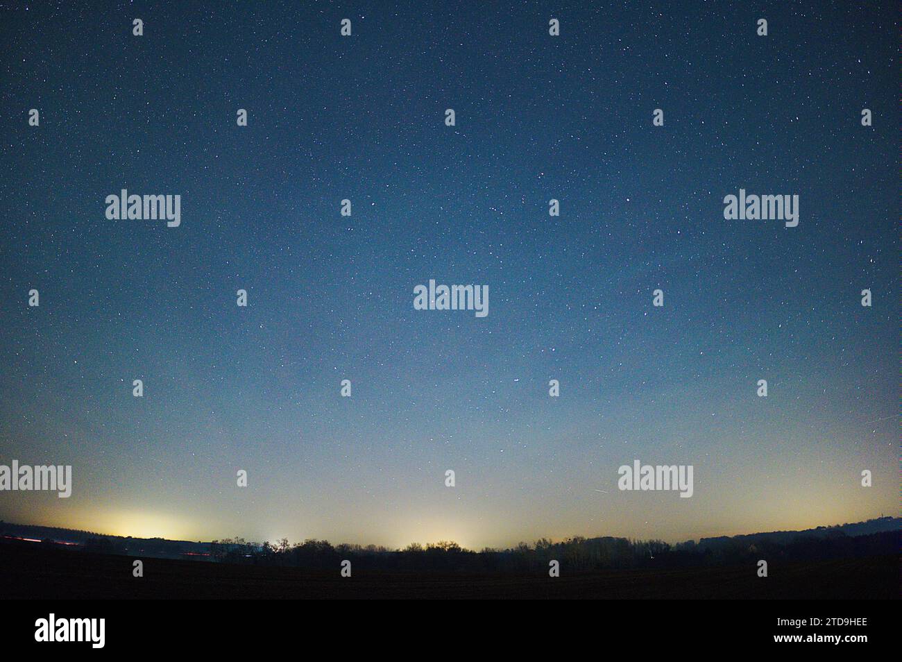 © PHOTOPQR/LE COURRIER DE l'OUEST/AURELIEN BREAU ; DURTAL ; 16/12/2023 ; un AIRGLOW EST APPARU DANS LE CIEL ANGEVIN DANS LA NUIT DU 16 AU 17 DICEMBRE 2023 dec 17th 2023 Airglow (chiamato anche Night Glow) è una debole emissione di luce da parte di un'atmosfera planetaria. Nel caso dell'atmosfera terrestre, questo fenomeno ottico fa sì che il cielo notturno non sia mai completamente scuro, anche dopo che gli effetti della luce delle stelle e della luce solare diffusa dal lato lontano sono stati rimossi. Questo fenomeno ha origine con gas auto-illuminati e non ha alcuna relazione con il magnetismo terrestre o l'attività della macchia solare. Foto Stock