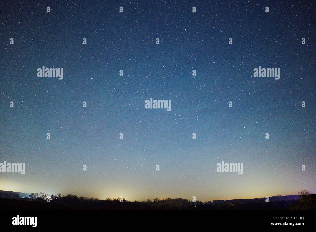 © PHOTOPQR/LE COURRIER DE l'OUEST/AURELIEN BREAU ; DURTAL ; 16/12/2023 ; un AIRGLOW EST APPARU DANS LE CIEL ANGEVIN DANS LA NUIT DU 16 AU 17 DICEMBRE 2023 dec 17th 2023 Airglow (chiamato anche Night Glow) è una debole emissione di luce da parte di un'atmosfera planetaria. Nel caso dell'atmosfera terrestre, questo fenomeno ottico fa sì che il cielo notturno non sia mai completamente scuro, anche dopo che gli effetti della luce delle stelle e della luce solare diffusa dal lato lontano sono stati rimossi. Questo fenomeno ha origine con gas auto-illuminati e non ha alcuna relazione con il magnetismo terrestre o l'attività della macchia solare. Foto Stock