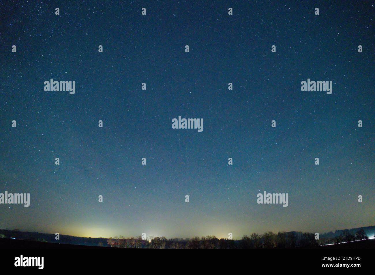 © PHOTOPQR/LE COURRIER DE l'OUEST/AURELIEN BREAU ; DURTAL ; 16/12/2023 ; un AIRGLOW EST APPARU DANS LE CIEL ANGEVIN DANS LA NUIT DU 16 AU 17 DICEMBRE 2023 dec 17th 2023 Airglow (chiamato anche Night Glow) è una debole emissione di luce da parte di un'atmosfera planetaria. Nel caso dell'atmosfera terrestre, questo fenomeno ottico fa sì che il cielo notturno non sia mai completamente scuro, anche dopo che gli effetti della luce delle stelle e della luce solare diffusa dal lato lontano sono stati rimossi. Questo fenomeno ha origine con gas auto-illuminati e non ha alcuna relazione con il magnetismo terrestre o l'attività della macchia solare. Foto Stock