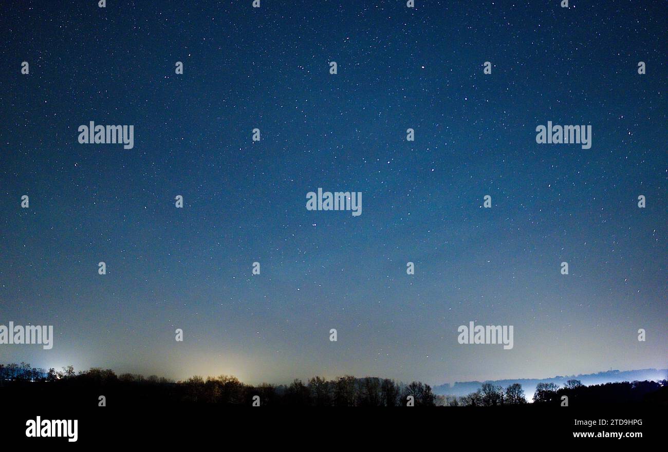 © PHOTOPQR/LE COURRIER DE l'OUEST/AURELIEN BREAU ; DURTAL ; 16/12/2023 ; un AIRGLOW EST APPARU DANS LE CIEL ANGEVIN DANS LA NUIT DU 16 AU 17 DICEMBRE 2023 dec 17th 2023 Airglow (chiamato anche Night Glow) è una debole emissione di luce da parte di un'atmosfera planetaria. Nel caso dell'atmosfera terrestre, questo fenomeno ottico fa sì che il cielo notturno non sia mai completamente scuro, anche dopo che gli effetti della luce delle stelle e della luce solare diffusa dal lato lontano sono stati rimossi. Questo fenomeno ha origine con gas auto-illuminati e non ha alcuna relazione con il magnetismo terrestre o l'attività della macchia solare. Foto Stock