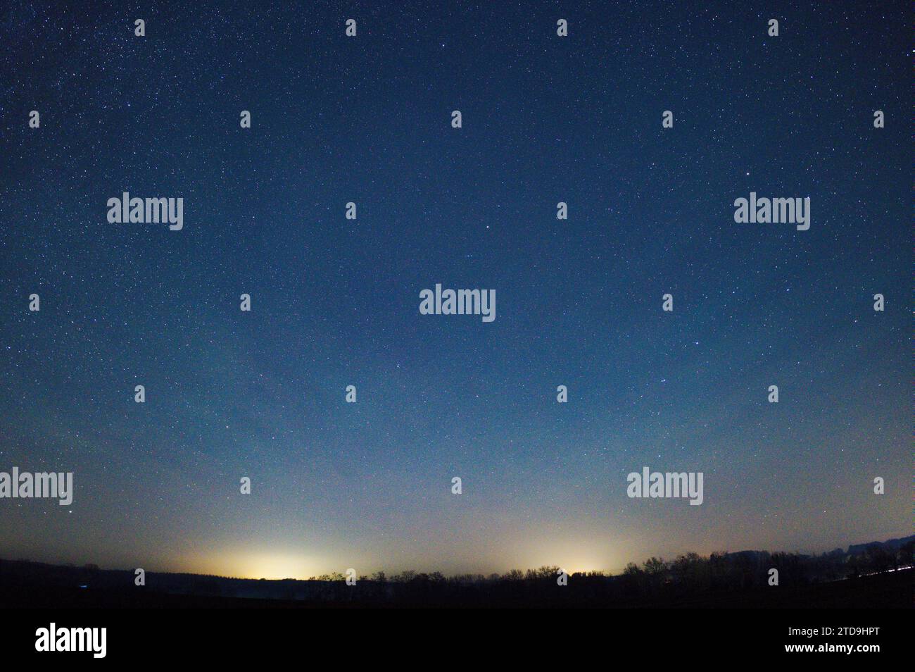 © PHOTOPQR/LE COURRIER DE l'OUEST/AURELIEN BREAU ; DURTAL ; 16/12/2023 ; un AIRGLOW EST APPARU DANS LE CIEL ANGEVIN DANS LA NUIT DU 16 AU 17 DICEMBRE 2023 dec 17th 2023 Airglow (chiamato anche Night Glow) è una debole emissione di luce da parte di un'atmosfera planetaria. Nel caso dell'atmosfera terrestre, questo fenomeno ottico fa sì che il cielo notturno non sia mai completamente scuro, anche dopo che gli effetti della luce delle stelle e della luce solare diffusa dal lato lontano sono stati rimossi. Questo fenomeno ha origine con gas auto-illuminati e non ha alcuna relazione con il magnetismo terrestre o l'attività della macchia solare. Foto Stock