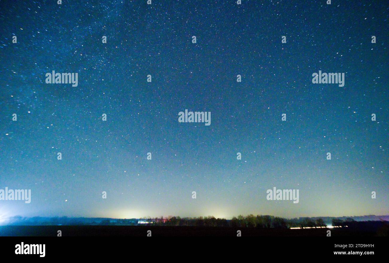 © PHOTOPQR/LE COURRIER DE l'OUEST/AURELIEN BREAU ; DURTAL ; 16/12/2023 ; un AIRGLOW EST APPARU DANS LE CIEL ANGEVIN DANS LA NUIT DU 16 AU 17 DICEMBRE 2023 dec 17th 2023 Airglow (chiamato anche Night Glow) è una debole emissione di luce da parte di un'atmosfera planetaria. Nel caso dell'atmosfera terrestre, questo fenomeno ottico fa sì che il cielo notturno non sia mai completamente scuro, anche dopo che gli effetti della luce delle stelle e della luce solare diffusa dal lato lontano sono stati rimossi. Questo fenomeno ha origine con gas auto-illuminati e non ha alcuna relazione con il magnetismo terrestre o l'attività della macchia solare. Foto Stock