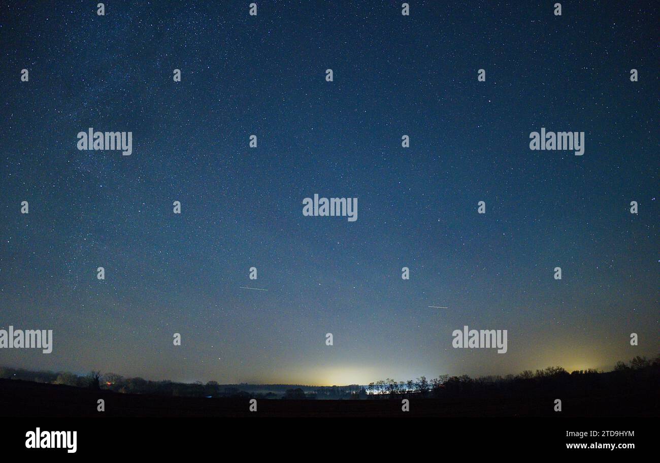 © PHOTOPQR/LE COURRIER DE l'OUEST/AURELIEN BREAU ; DURTAL ; 16/12/2023 ; un AIRGLOW EST APPARU DANS LE CIEL ANGEVIN DANS LA NUIT DU 16 AU 17 DICEMBRE 2023 dec 17th 2023 Airglow (chiamato anche Night Glow) è una debole emissione di luce da parte di un'atmosfera planetaria. Nel caso dell'atmosfera terrestre, questo fenomeno ottico fa sì che il cielo notturno non sia mai completamente scuro, anche dopo che gli effetti della luce delle stelle e della luce solare diffusa dal lato lontano sono stati rimossi. Questo fenomeno ha origine con gas auto-illuminati e non ha alcuna relazione con il magnetismo terrestre o l'attività della macchia solare. Foto Stock